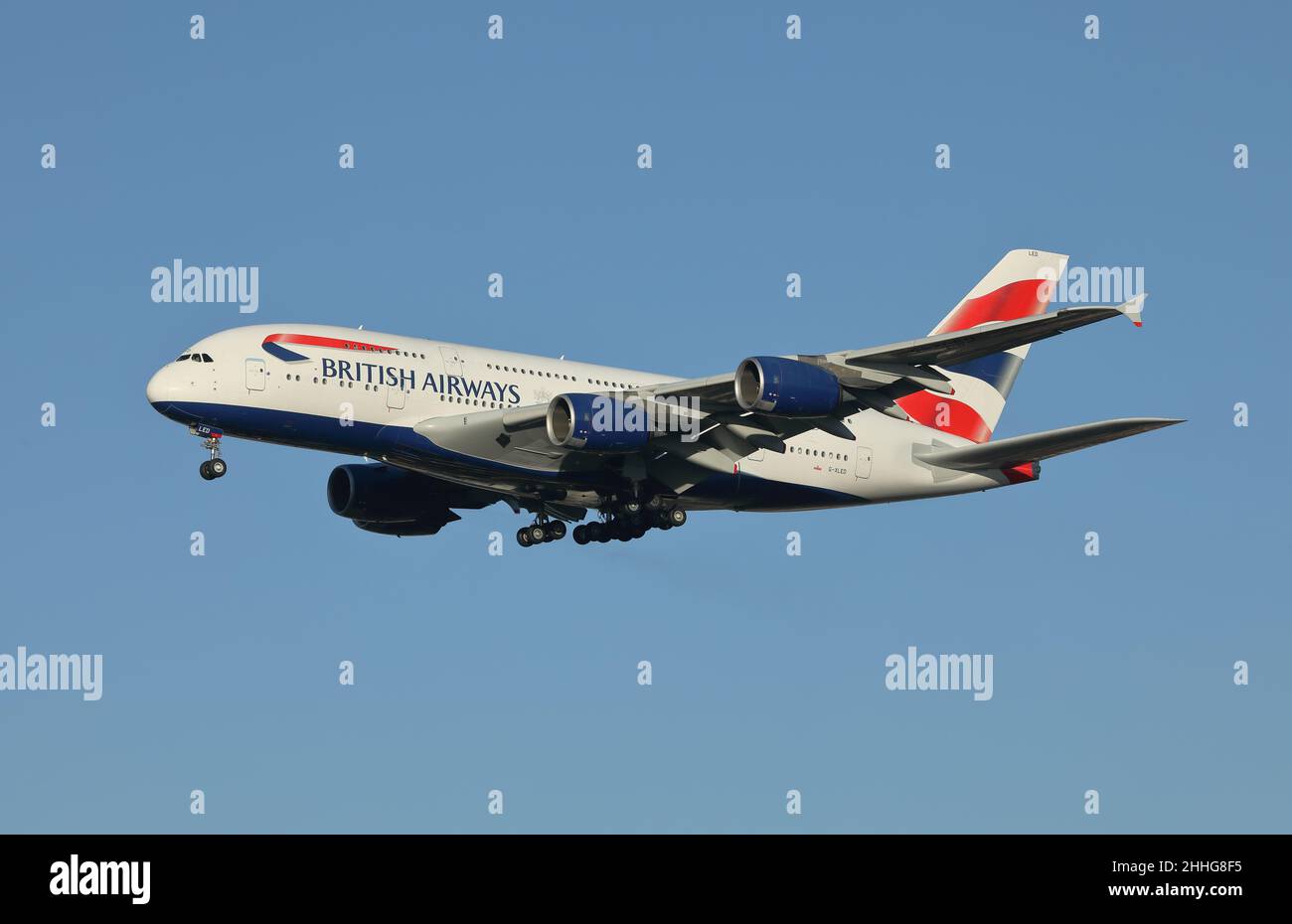 Im Januar 2022 nähert sich ein Airbus A380 von British Airways dem Flughafen Heathrow, London, Großbritannien. Stockfoto