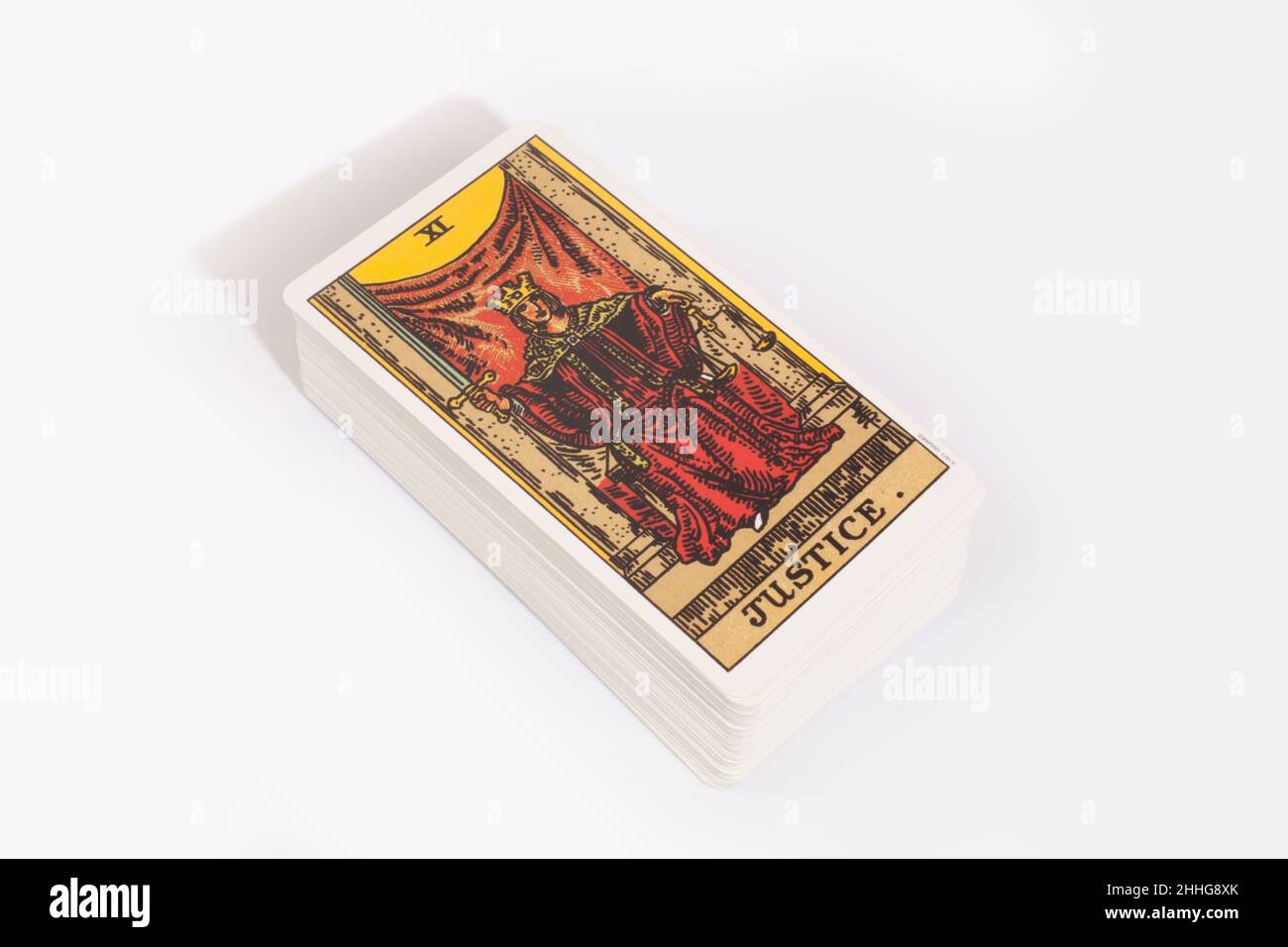 Die Tarot-Karte der Gerechtigkeit aus einem traditionellen Tarot-Paket Stockfoto