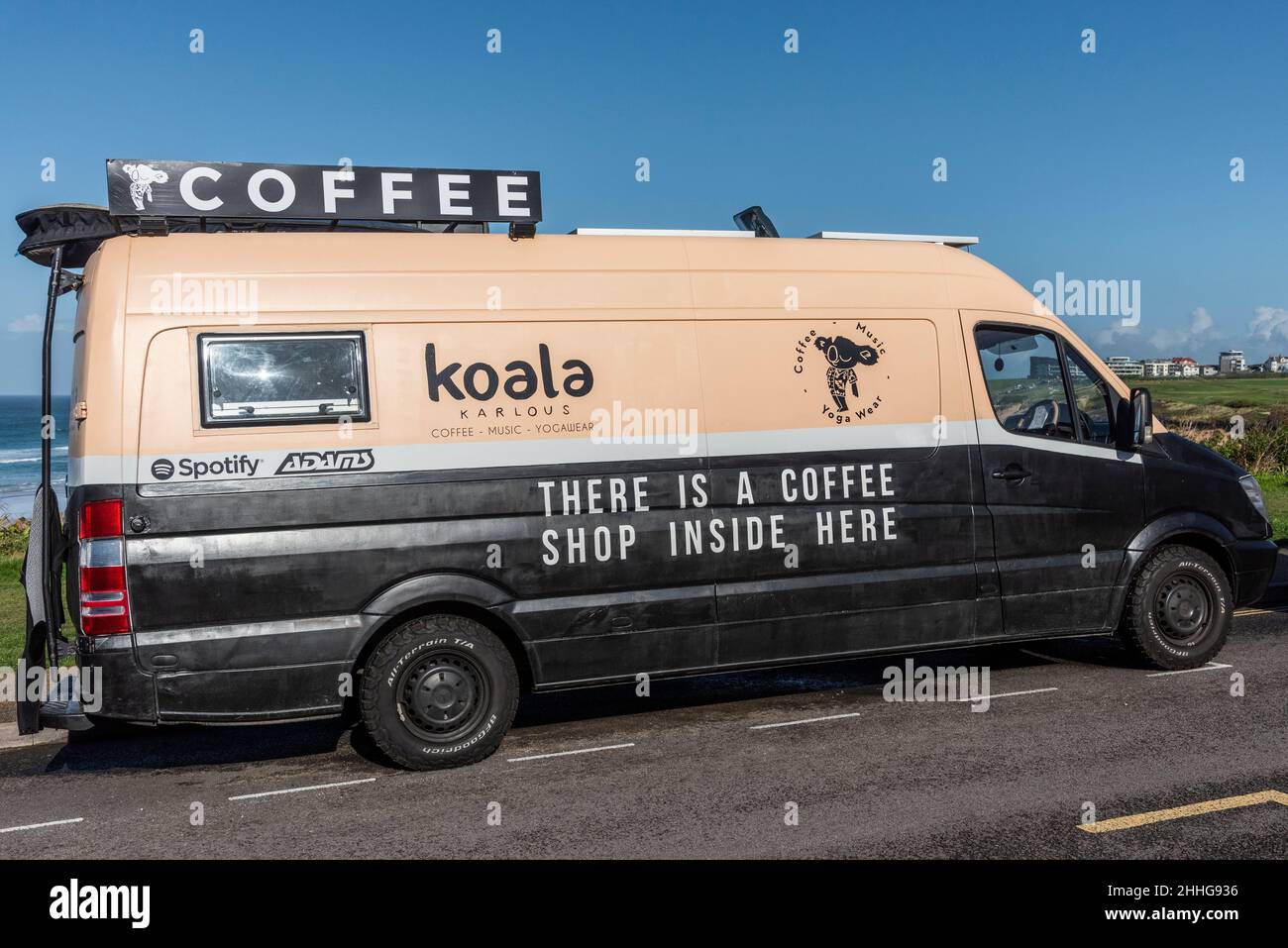 Ein mobiles Café, das an einer Küstenstraße in Newquay in Cornwall geparkt hat. Stockfoto