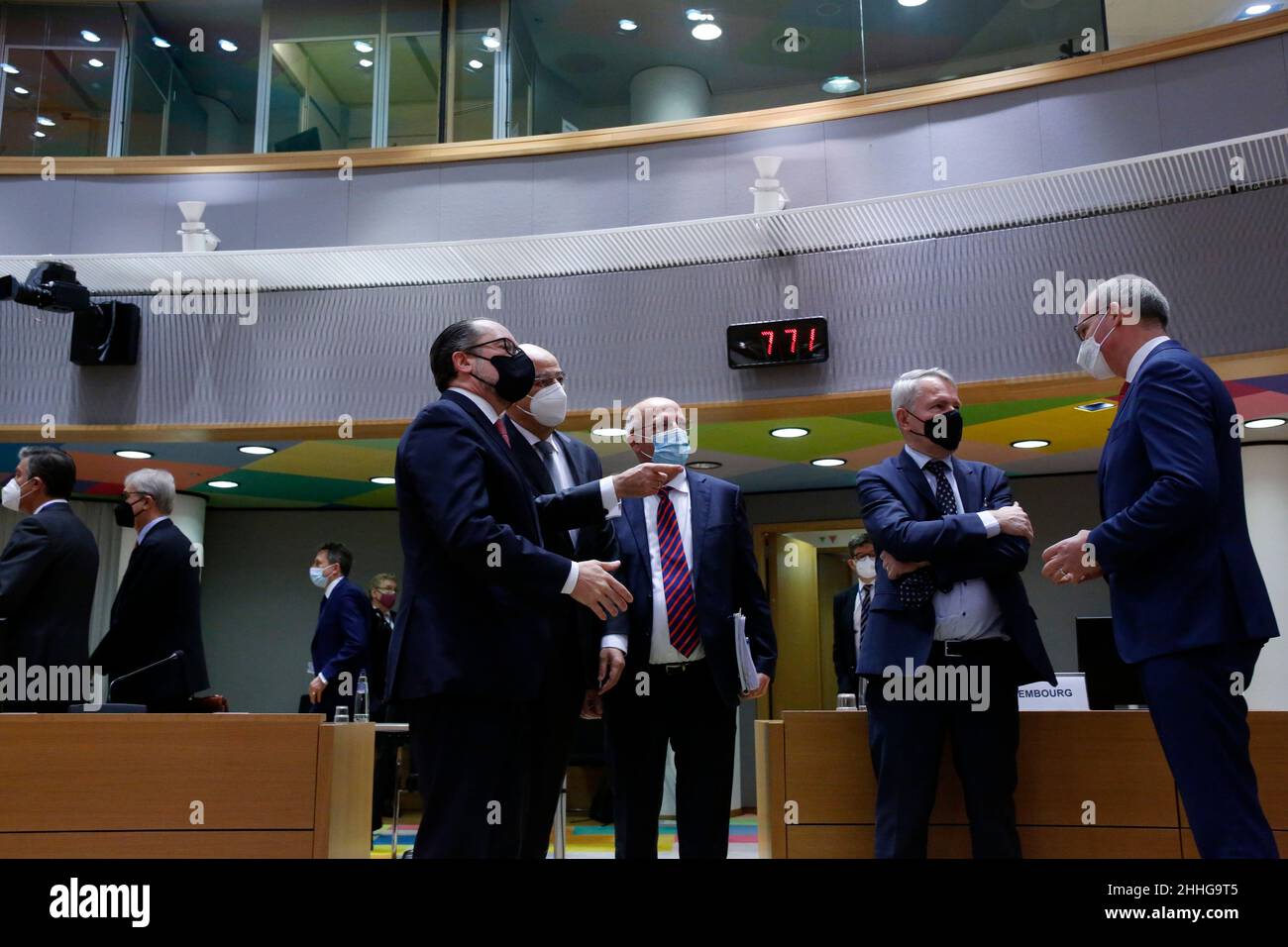 Brüssel, Belgien. 24th Januar 2022. Der österreichische Außenminister Alexander Schallenberg, der griechische Außenminister Nikos Dendias, der portugiesische Außenminister Augusto Santos Silva, der finnische Außenminister Pekka Haavisto, Und Irlands Außenminister Simon Coveney (von links nach rechts) bei einem Runden Tisch während der Tagung des Rates für Auswärtige Angelegenheiten am 24. Januar 2022 am Sitz des EU-Rates in Brüssel, Belgien. Die Minister erörtern die politische Krise in der Ukraine und mögliche Maßnahmen, um Russland von einem Einmarsch in die Ukraine abzuhalten. (Bild: © Valeria Mongelli/ZUMA Press Wire) Bild: ZUMA PR Stockfoto