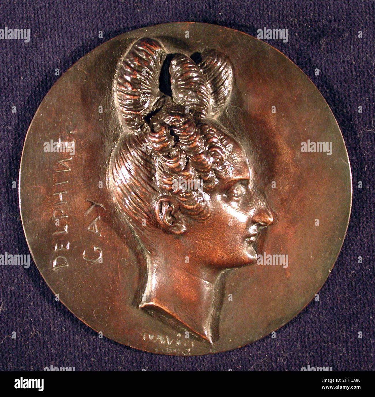 Delphine Gay 1828 Pierre Jean David d'Angers Französisch Pierre-Jean David d'Angers war der produktivste und einer der wichtigsten französischen Bildhauer der ersten Hälfte des 19. Jahrhunderts. Während seiner fast fünfzigjährigen Karriere (1819–1856) blieb David seiner Überzeugung treu, dass skulpturale Denkmäler, die den Leistungen großer Männer und Frauen gewidmet sind, die Größe eines Volkes am dauerhaftesten und lebhaftesten zum Ausdruck bringen. Er suchte kontinuierlich Aufträge für Denkmäler mit historischen und zeitgenössischen Figuren, die er bewunderte, um ihre Beiträge für die Nachwelt zu leisten. Am meisten Stockfoto