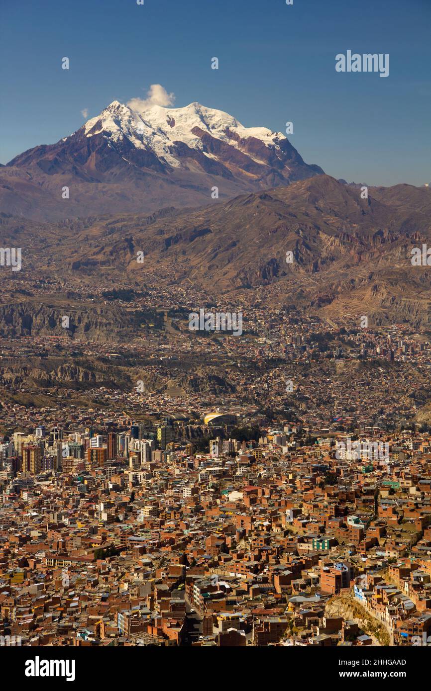 Panoramasicht auf die ganze La Paz mit Illimani, Bolivien Stockfoto