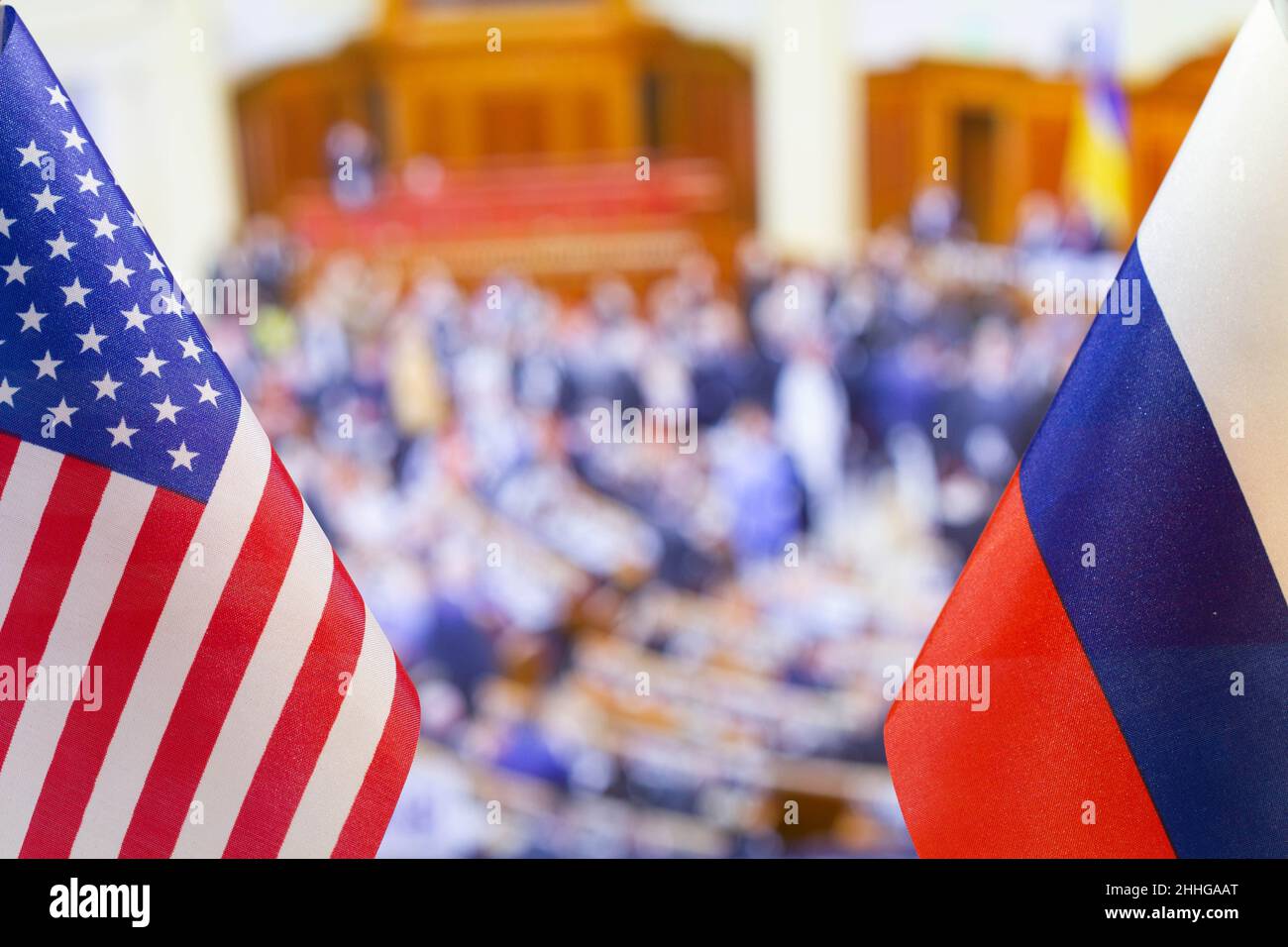 Die US-Flagge und die russische Flagge vor dem Hintergrund vieler Menschen. Flagge der USA, Flagge Russlands. Die Vereinigten Staaten von Amerika und die Russische Föderation Stockfoto