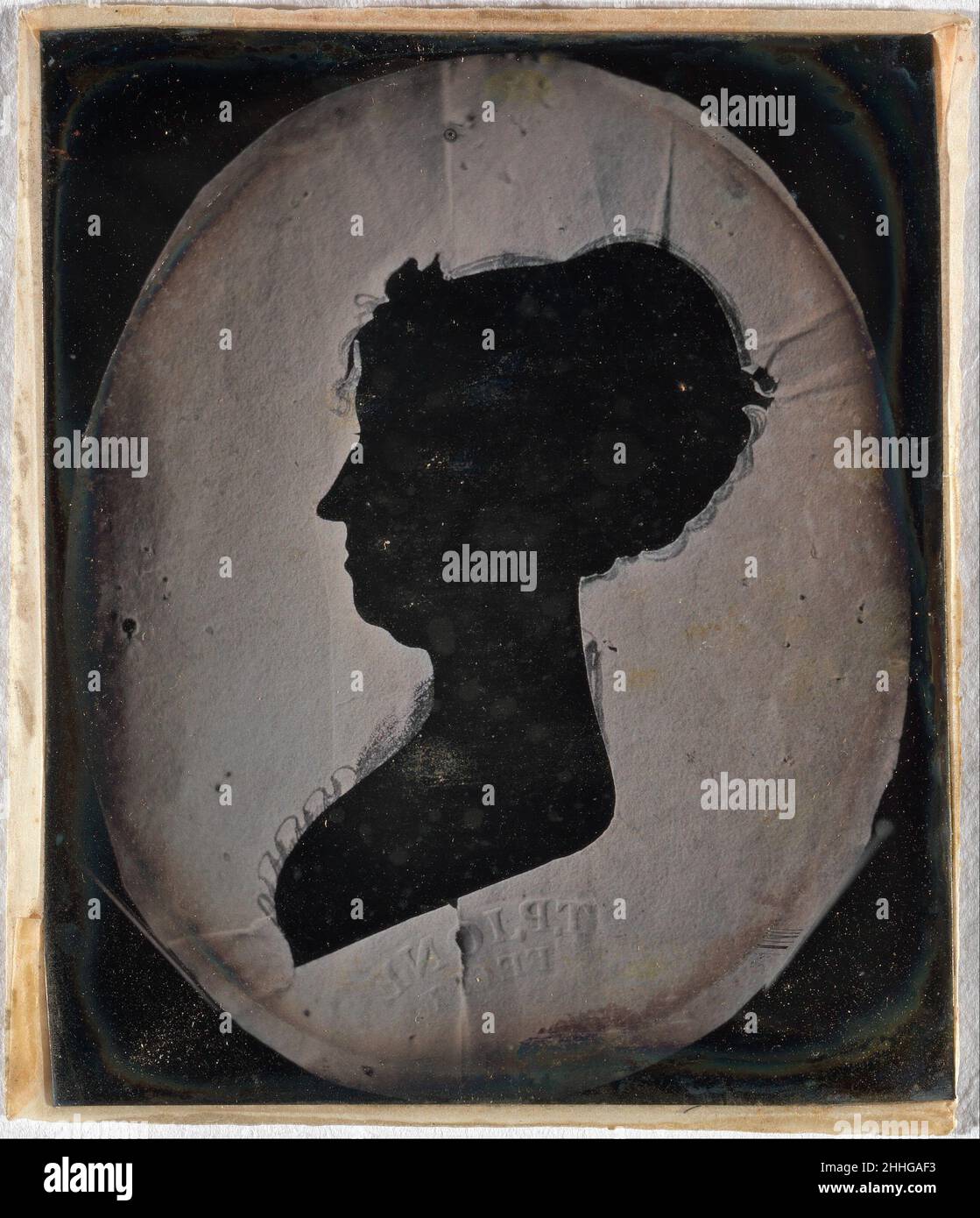 [Paper Silhouette Portrait of a Woman] 1840s–50s Unbekannte Silhouetten und Fotografien haben einen ähnlichen Ursprung im Schlagschatten. Durch die Nachverfolgung des Schattens einer Person entstand ein Silhouette-Porträt, das als bleibende Erinnerung an eine flüchtige Präsenz diente – eine Eleganz, die auf den einfachen Prinzipien von Licht und Dunkelheit basiert – und durch die chemische Fixierung eines Schattens einige der frühesten bekannten Fotografien hervorbrachte, Die selbst Silhouetten von Blättern waren, die direkt auf sensibilisiertes Papier gelegt wurden. Das erste fotografische Verfahren, das 1839 vorgestellt wurde, war jedoch der Daguerreotyp, der ein einzigartiges Bild auf einem hochglanzpolierten Bild hervorbrachte Stockfoto