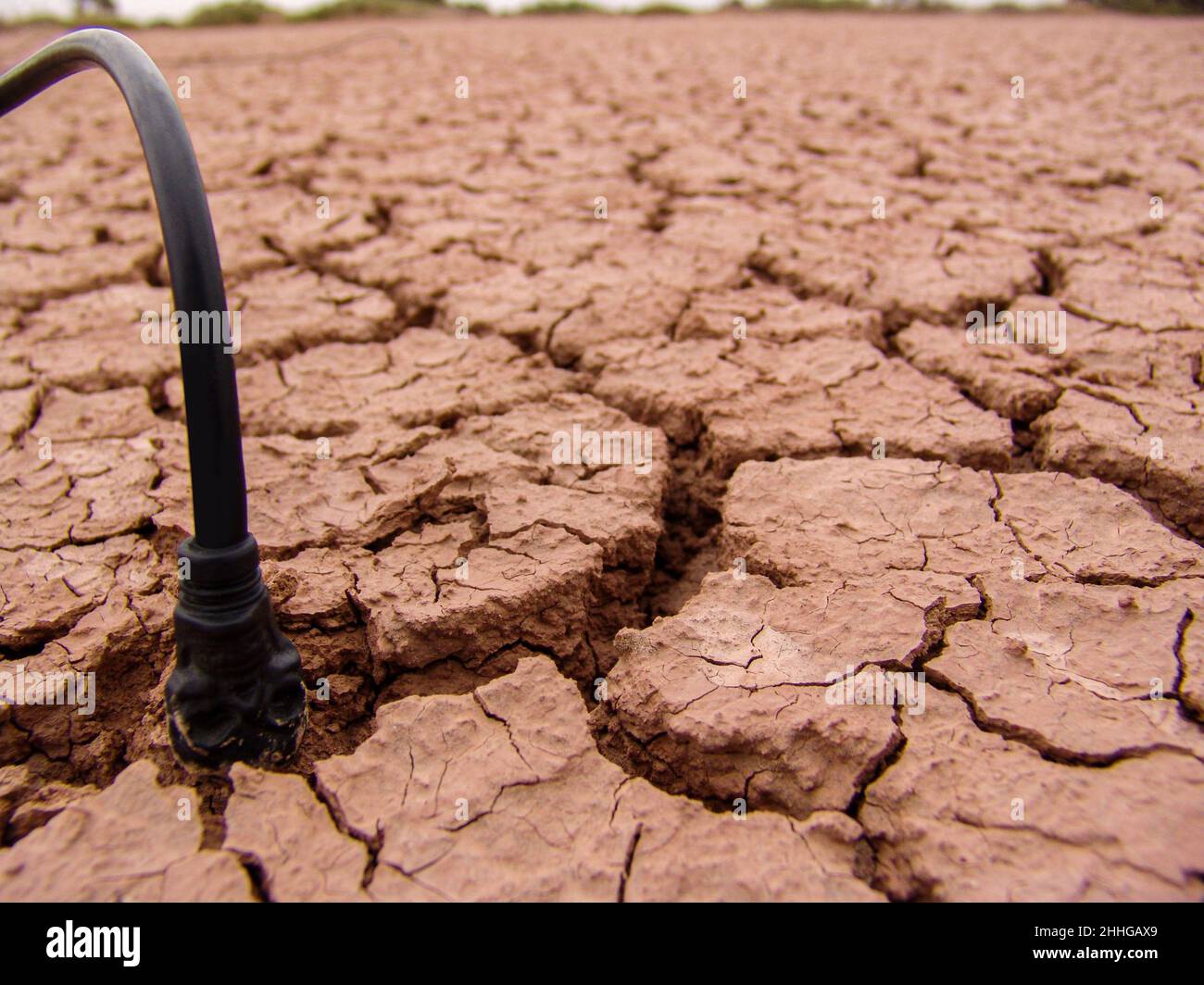 Nahaufnahme der zerbrochenen und grunge Textur des undurchbrochenen Bodens Stockfoto