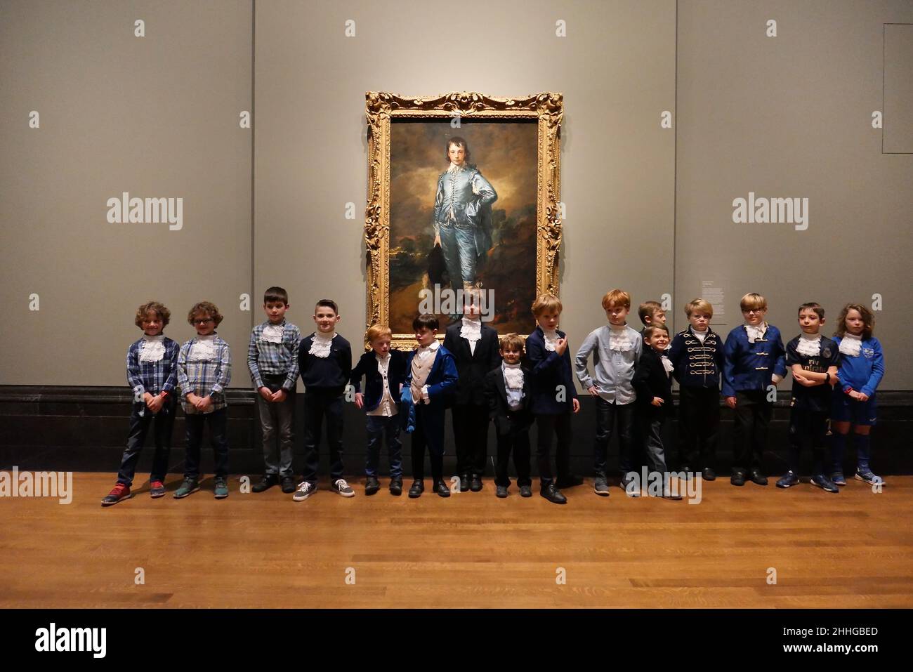 Im Winter 1922 hing Gainsboroughs ‘The Blue Boy’ drei Wochen lang in der Galerie, bevor es über den Atlantik zu seinem neuen Zuhause in Kalifornien segelte. Es war ein öffentlicher Abschied von einem geliebten Gemälde. 100 Jahre später (bis heute) kehrt Gainsboroughs Meisterwerk in die Galerie zurück, um erneut auf dem Trafalgar Square zu sehen. Die Popularität und der Einfluss des Gemäldes haben es zu einer Ikone gemacht, Die von zeitgenössischen Künstlern zitiert und in Hollywood-Filmen erwähnt wurde.‘The Blue Boy’ repräsentiert das Beste der britischen Kunst des 18th. Jahrhunderts Stockfoto