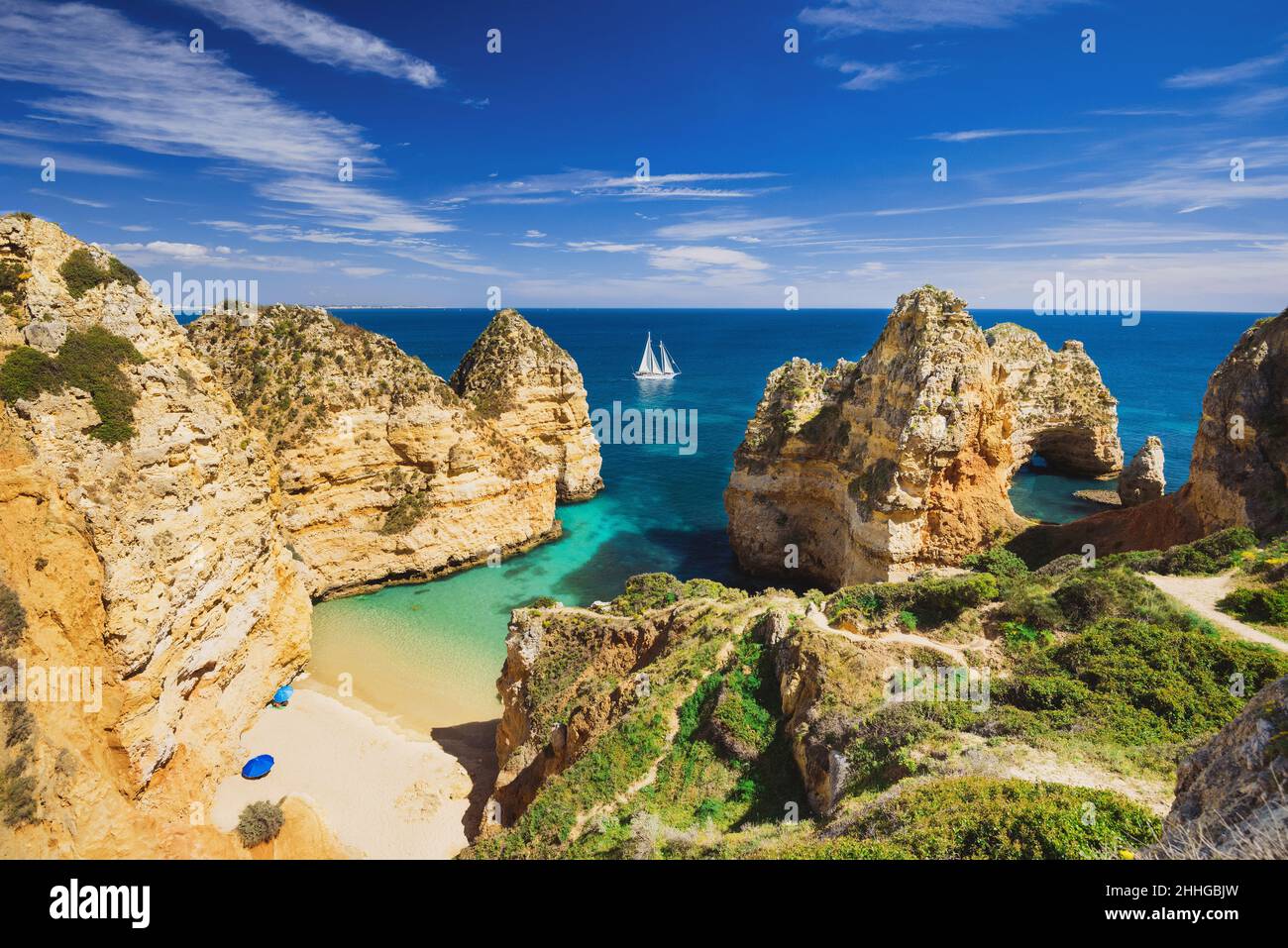 Schöne Bucht in der Nähe von Lagos Stadt, Algarve Region, Portugal. Sandstrand. Portugiesisches Wahrzeichen, beliebtes Reiseziel Stockfoto