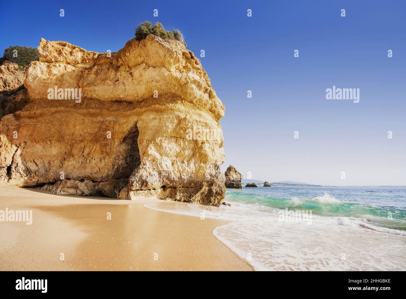 Schöne Bucht in der Nähe von Lagos Stadt, Algarve Region, Portugal. Sandstrand. Portugiesisches Wahrzeichen, beliebtes Reiseziel Stockfoto