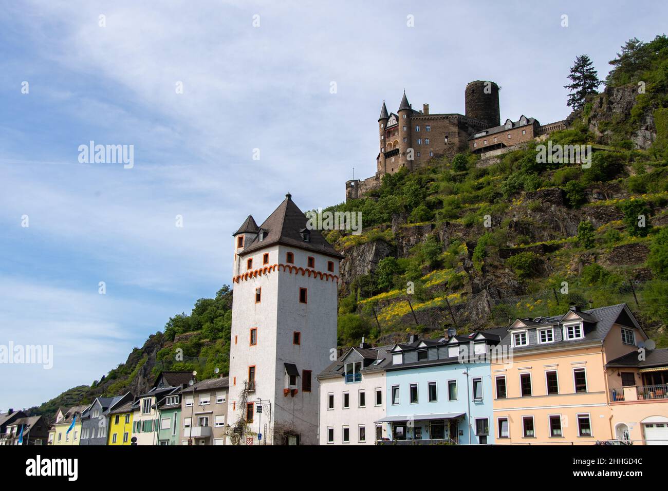 Der Blick auf die Häuser in Sankt Goarhausen und Schloss Katz Stockfoto