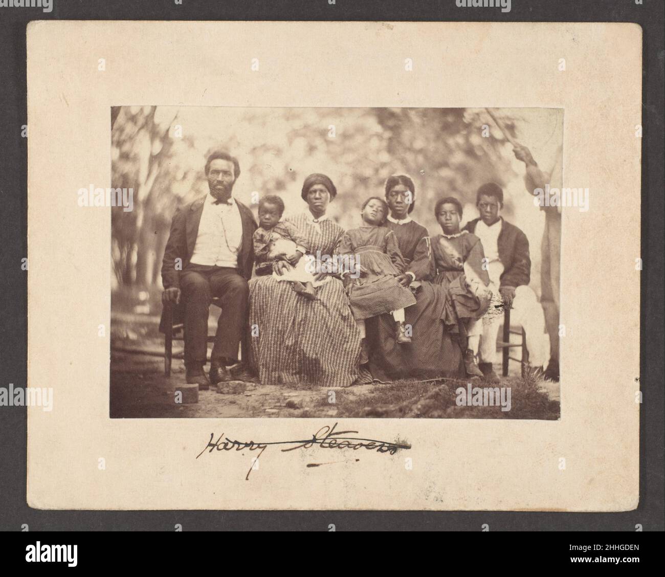 [Summer Scene] 1866 G. Gable der Amerikaner Harry Stephens war ein ehemaliger Hausangestellter von Alexander Hamilton Stephens, Vizepräsident der Konföderation und nach dem Krieg US-Senator. Das Foto wurde wahrscheinlich auf dem Gelände der Liberty Hall, dem Haus von Alexander Stephens in Crawfordsville, Georgia, gemacht. In seinem bescheidenen Maßstab, der sorgfältigen Annotation und dem eindrucksvollen Titel bleibt die Fotografie ein persönliches Dokument, das dennoch besonders ergreifend und monumental ist. Harry und Eliza Stephens und ihre fünf Kinder hatten die Sklaverei und den Krieg überlebt. Der Erfolg eines lokalen Fotografen bei der Aufnahme des CO der Familie Stockfoto