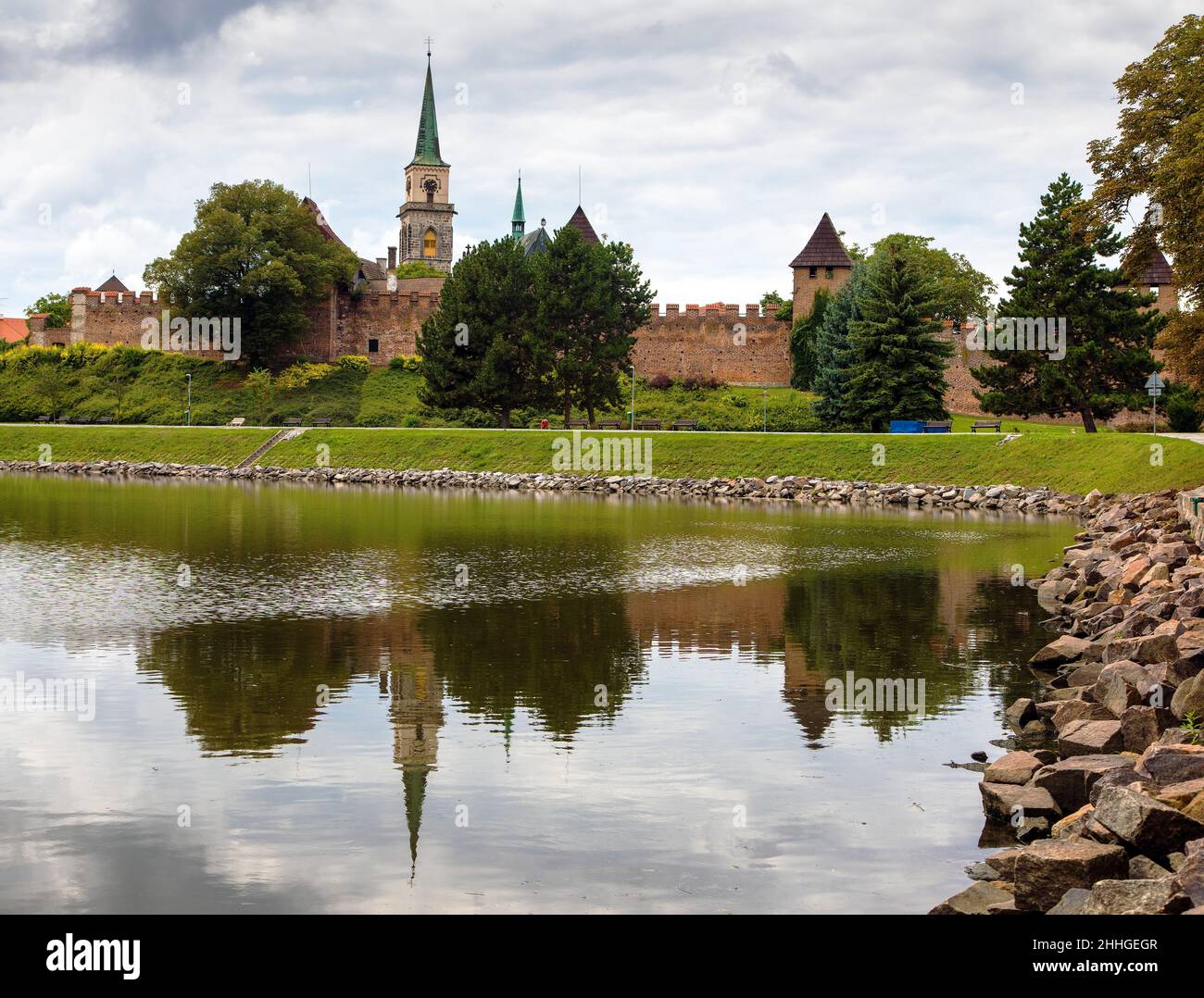 Historische Stadtbefestigung oder Stadtmauer in Nymburk spiegelt sich in See oder Fluss Labe, Tschechische Republik Stockfoto