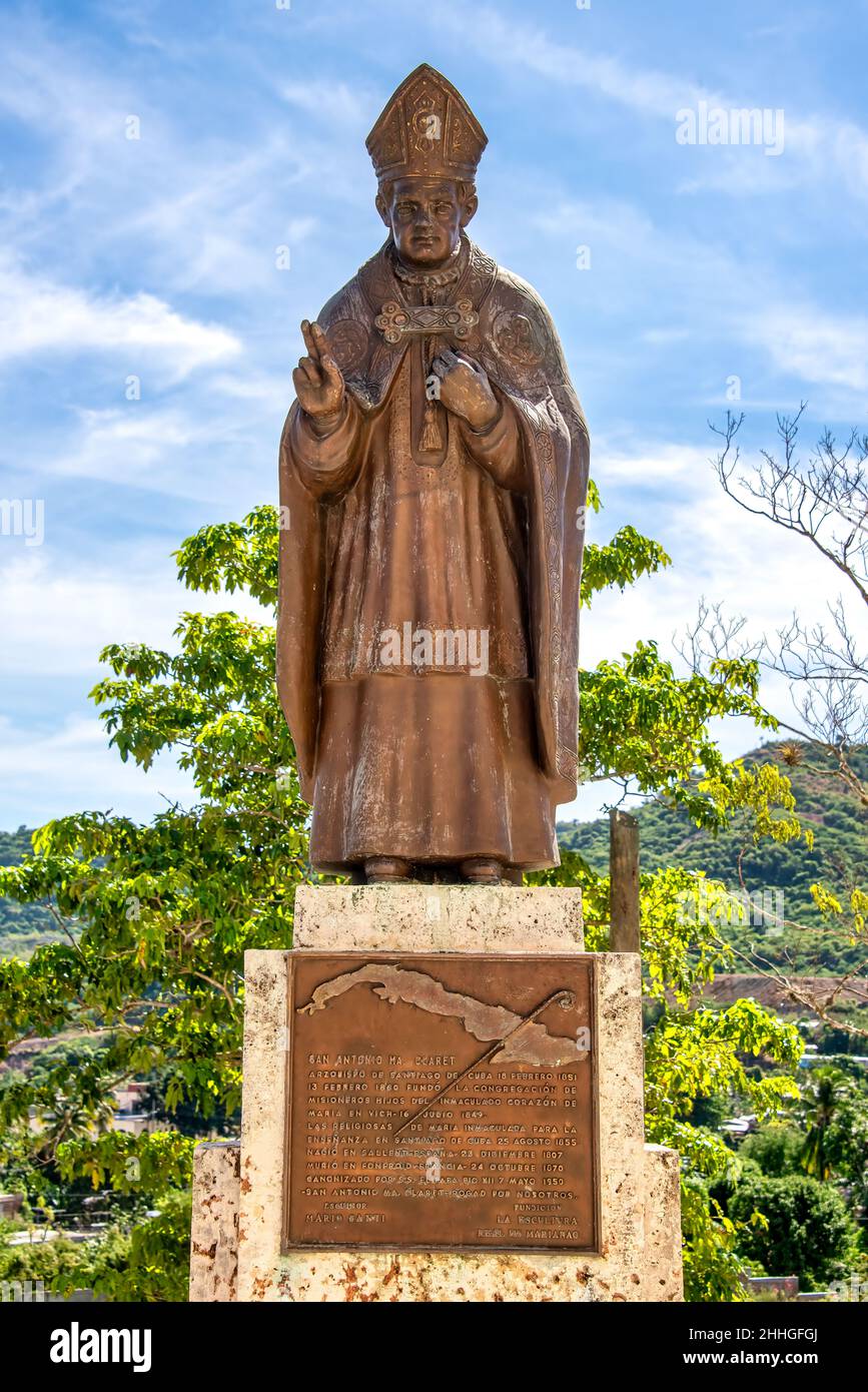 Skulptur oder Statue der Heiligen Maria Claret an der Außenseite der Basilika unserer Lieben Frau von der Nächstenliebe von El Cobre. Stockfoto