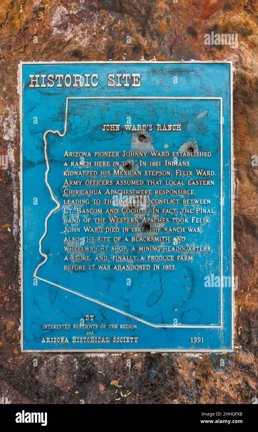 Schild voller Einschusslöcher, das an die historische John ward's Ranch, Blue Heaven Road, am East Patagonia Highway, in der Nähe von Patagonia, Arizona, USA, erinnert Stockfoto