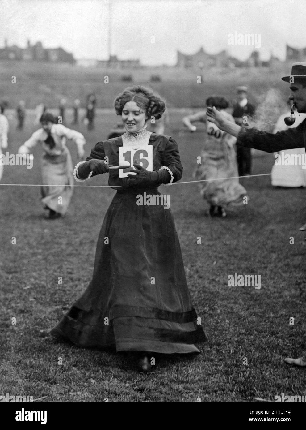 Miss E Barnwell gewinnt das Ei- und Löffelrennen bei einem Theatertreffen. Juli 1910. Stockfoto