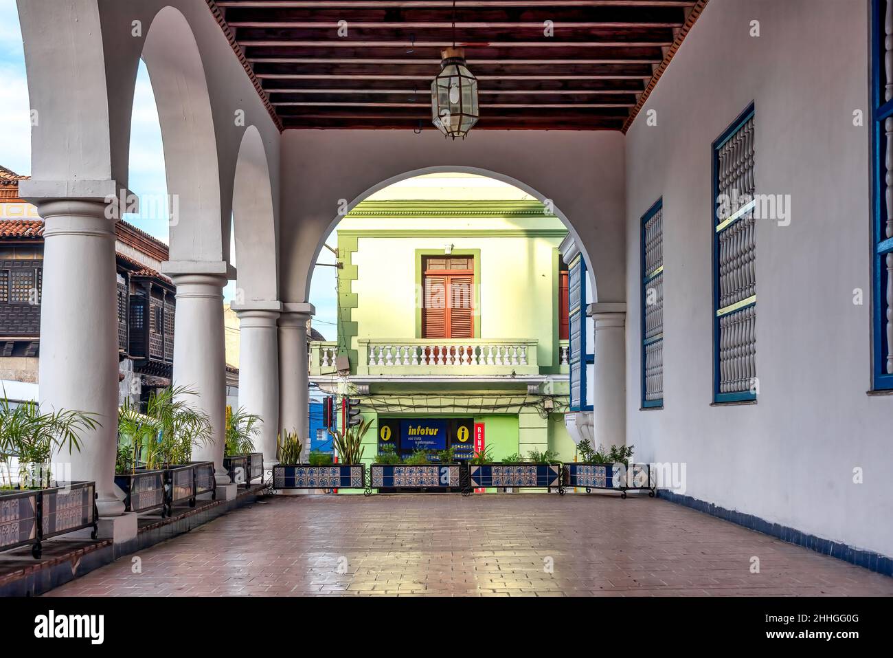 Koloniale Porch-Architektur im Gebäude der Stadtverwaltung im Park von Cespedes. Stockfoto