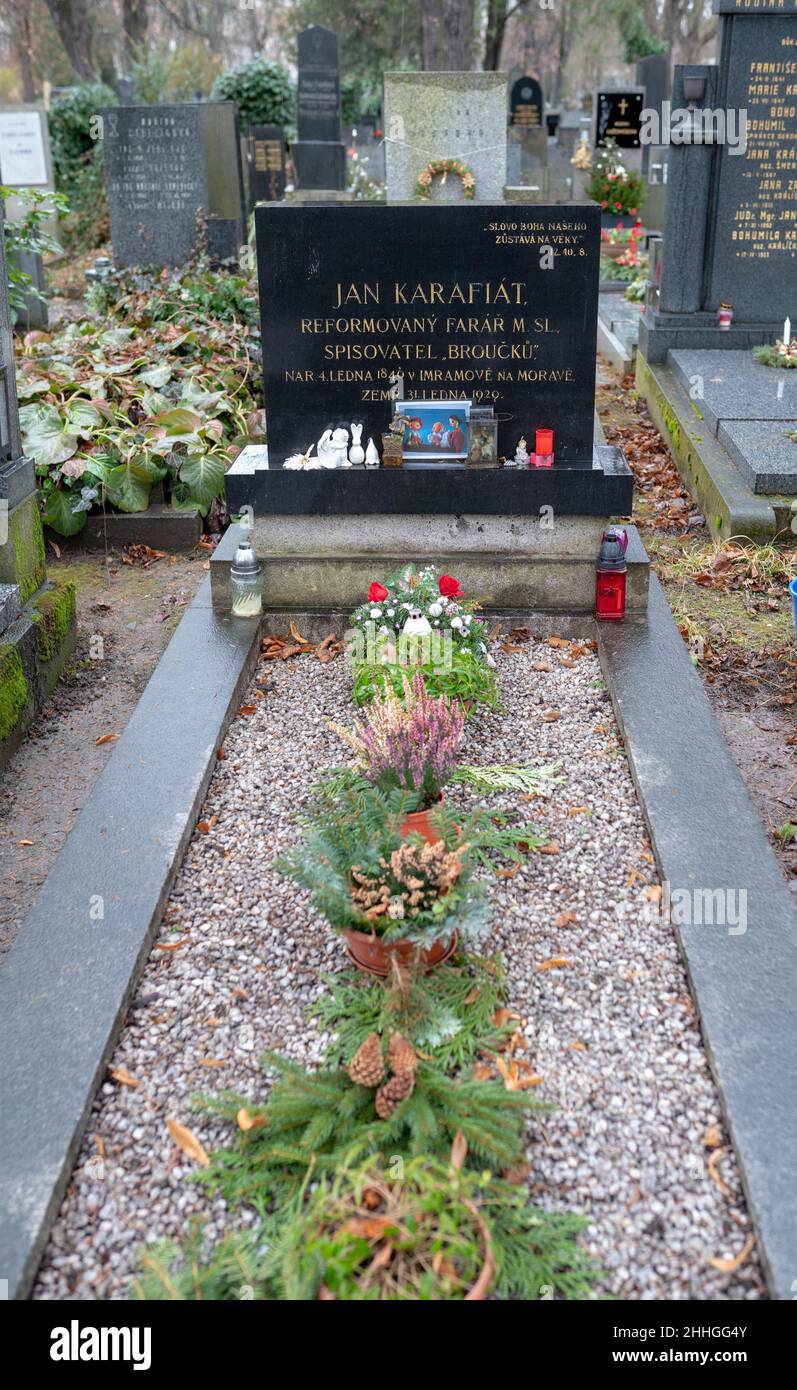Grab von Jan Karafiát, Pfarrer der Evangelischen Kirche Tschechiens, Dichter und Schriftsteller von Kindergeschichten, auf dem Prager Friedhof von Vinohrady. Stockfoto