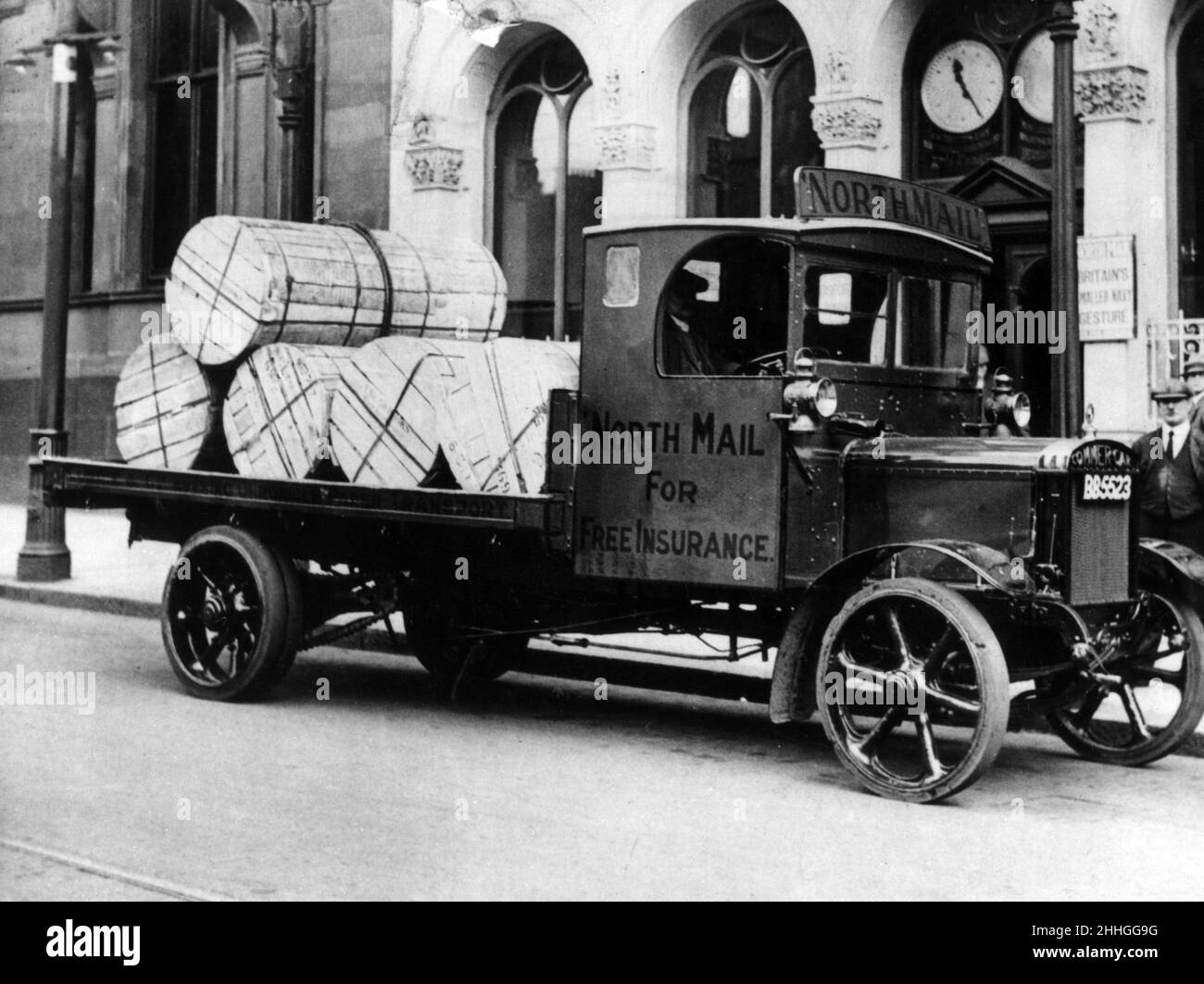 Ein Lastwagen bringt Zeitungsdruckrollen zum Büro von Evening Chronicle in der Westgate Road, Newcastle. Ca. 1929 Stockfoto