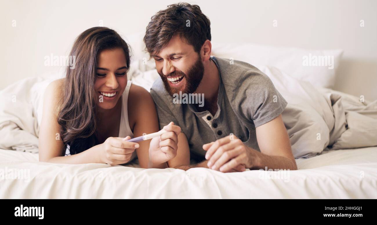 Jemand wird uns bald Mama und Papa nennen Stockfoto