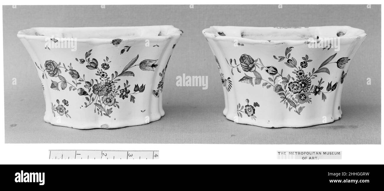 Zwei Hyazintöpfe Ende des 18th. Jahrhunderts Französisch, Rouen Faience, oder Zinn-glasierte und emaillierte Steingut, erstmals in Frankreich während des sechzehnten Jahrhunderts entstanden, erreichte weit verbreitete Nutzung unter Elite-Gönner während des siebzehnten und frühen achtzehnten Jahrhunderts, vor der Gründung von weich-Paste Porzellan-Fabriken. Obwohl es sich eher um ein provinzielles als ein Porzellan handelt, wurde am Hof von Ludwig XIV. Französische Fayence als Teil von aufwendigen Mahlzeiten und Ausstellungen verwendet, wobei großformatige Gefäße in die barocken Gartenentwürfe von Versailles integriert wurden. Frühere Beispiele französischer Treue an Stockfoto
