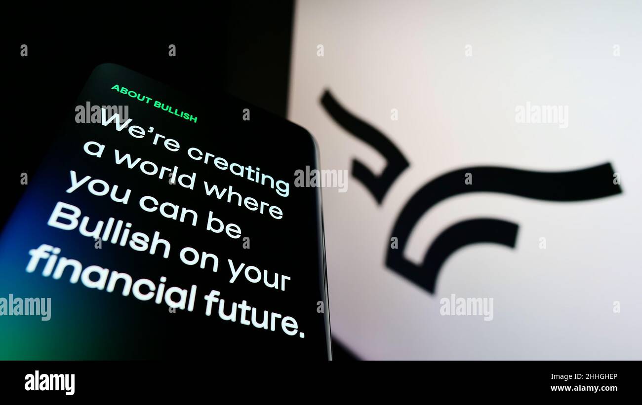 Mobiltelefon mit Website des Kryptowährungsunternehmens Bullish Global auf dem Bildschirm vor dem Logo. Konzentrieren Sie sich auf die obere linke Seite des Telefondisplays. Stockfoto