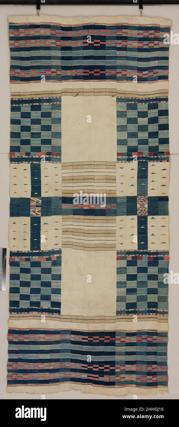 Inneneinrichtung Erhängen 19th Jahrhundert Fulani Völker (?) Südlich der Sahara erstellte großformatige Textilien waren im Allgemeinen als Verbesserungen für den häuslichen Bereich gedacht. Die Hauptart des Textils, das von den Fulani-Webern hergestellt wurde, war eine Decke, die aus handgesponnener Schafwolle, bekannt als khasa, gewebt wurde und in erster Linie dazu diente, einen Raum für den persönlichen Gebrauch einzuschließen und zu definieren. Das vorliegende seltene Werk ist weit aufwendiger und ehrgeiziger als die meisten in diesem Genre, und sein Ursprungsort konnte nicht in Ermangelung von Dokumentation festgestellt werden. Tatsächlich, obwohl es 1870s in Ghana von Joseph Upton gekauft wurde, Stockfoto