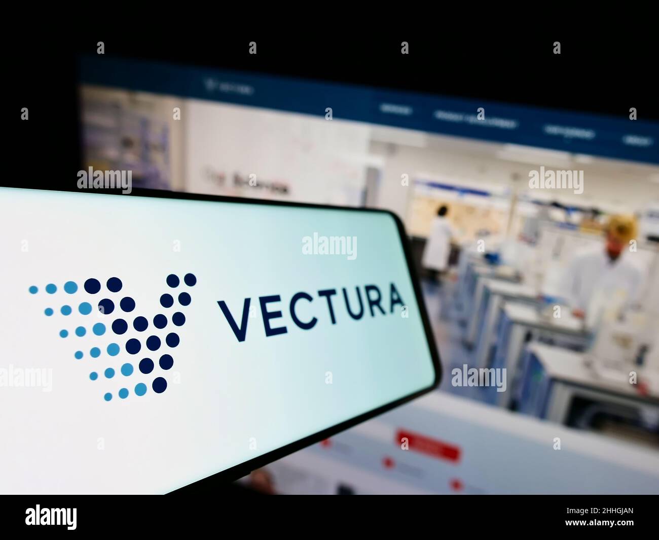 Mobiltelefon mit Logo des britischen Pharmaunternehmens Vectura Group plc auf dem Bildschirm vor der Unternehmenswebsite. Konzentrieren Sie sich auf die linke Seite des Telefondisplays. Stockfoto