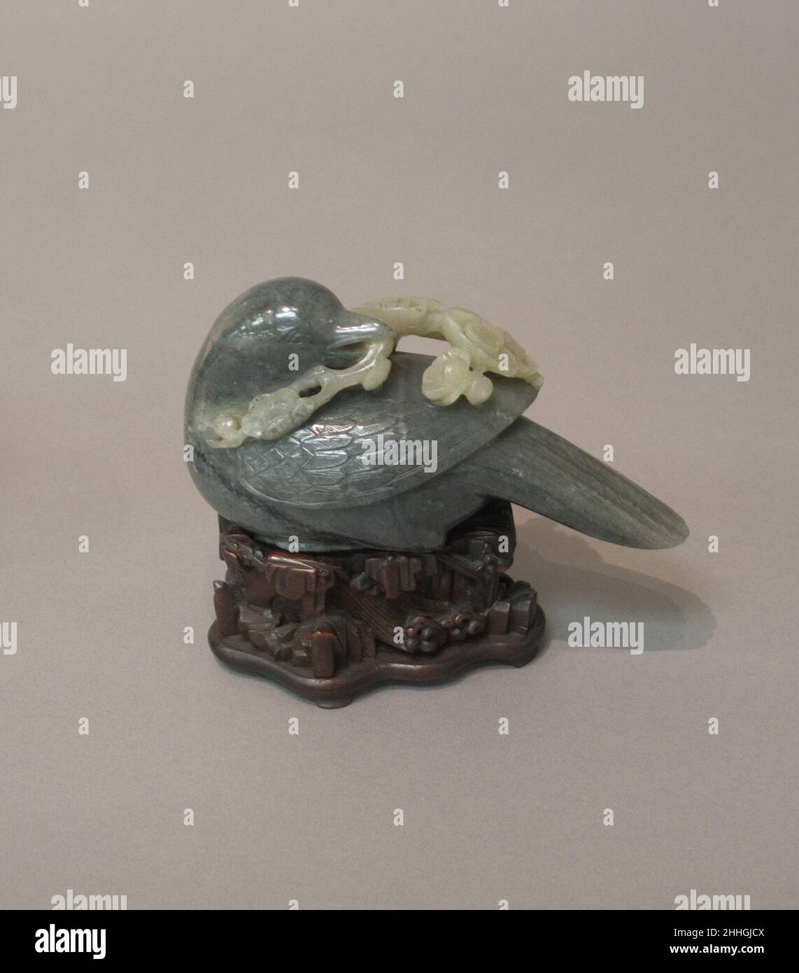 Dove China. Taube. China. Nephrit, dunkel und hellgrau gesprenkelt und mit Schwarz geädert. Ming-Dynastie (1368–1644). Jade Stockfoto