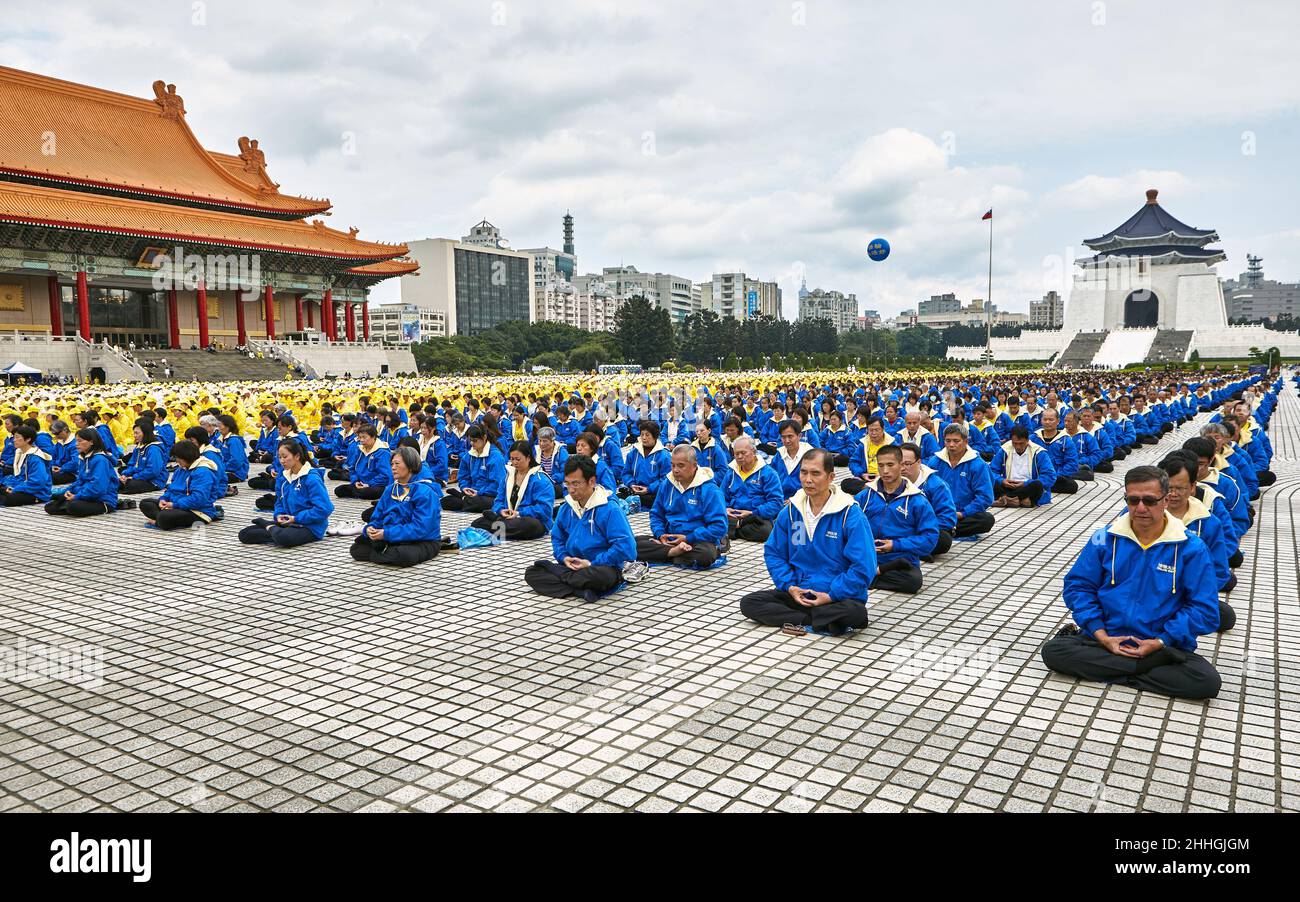 Eine riesige Menge von Falun Gong-Praktizierenden (Dafa) meditiert auf dem Freiheitsplatz von Taipei in Taiwan. Falun Gong Qigong ist in China verboten. Stockfoto