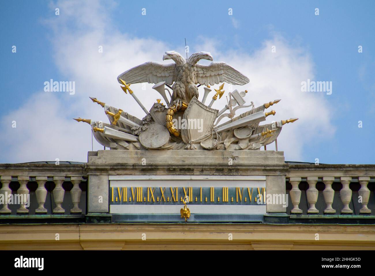 Wien, Österreich, 22. Juli 2021. Zweiköpfiger Adler auf dem Dach des Schlosses Schönbrunn Stockfoto