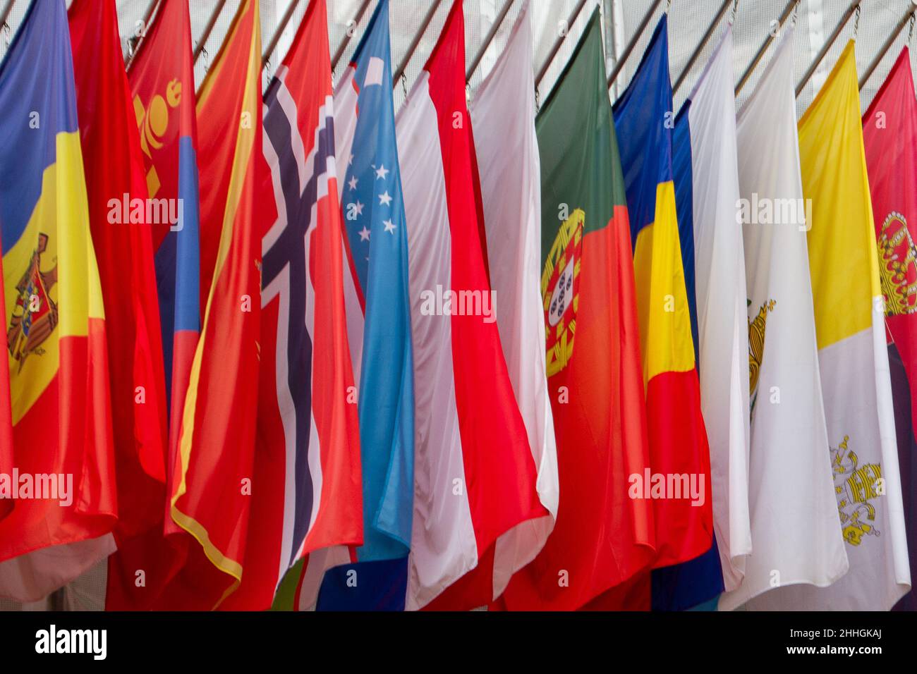 Wien, Österreich, 22. Juli 2021.Flaggen europäischer Länder an einer Fassade im Zentrum von Wien Stockfoto