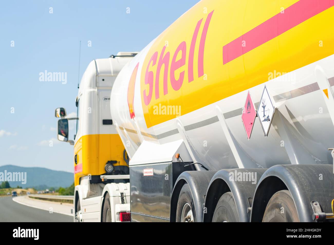 Shell-Tanker für den Transport von Kraftstoff auf der Straße, Oktober 2021, Zadar, Kroatien. Stockfoto