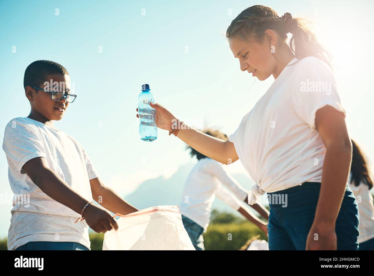 Die Natur zu reinigen ist die heilende Natur. Aufnahme einer Gruppe von Teenagern, die das Sommerlager aufpflücken. Stockfoto