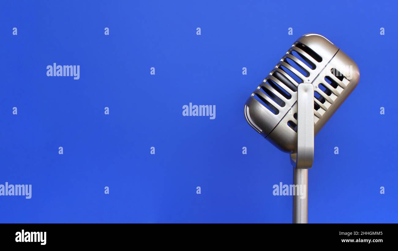 Vintage- und Retro-Konzept. Klassisches Vintage-Mikrofon auf blauem  Hintergrund mit Platz für Text Stockfotografie - Alamy