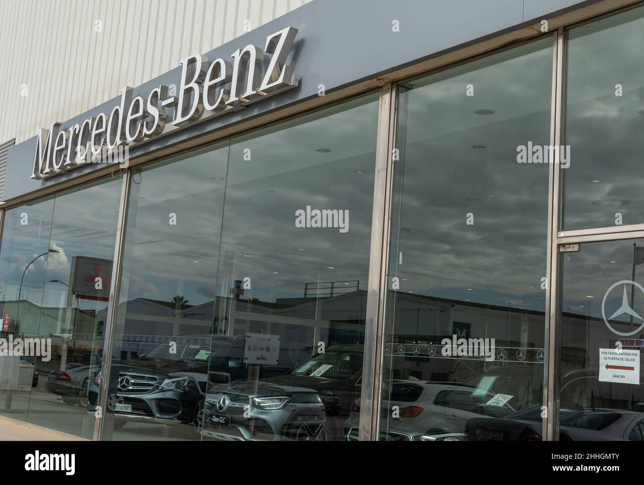 Manacor, Spanien; januar 20 2022: Mercedes-Benz Autohaus im mallorquinischen Manacor, Spanien Stockfoto