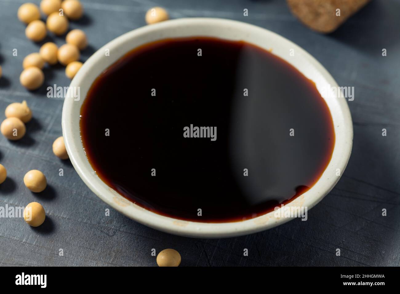 Tamari-Sauce aus biologischem Anbau in einer Schüssel Stockfoto