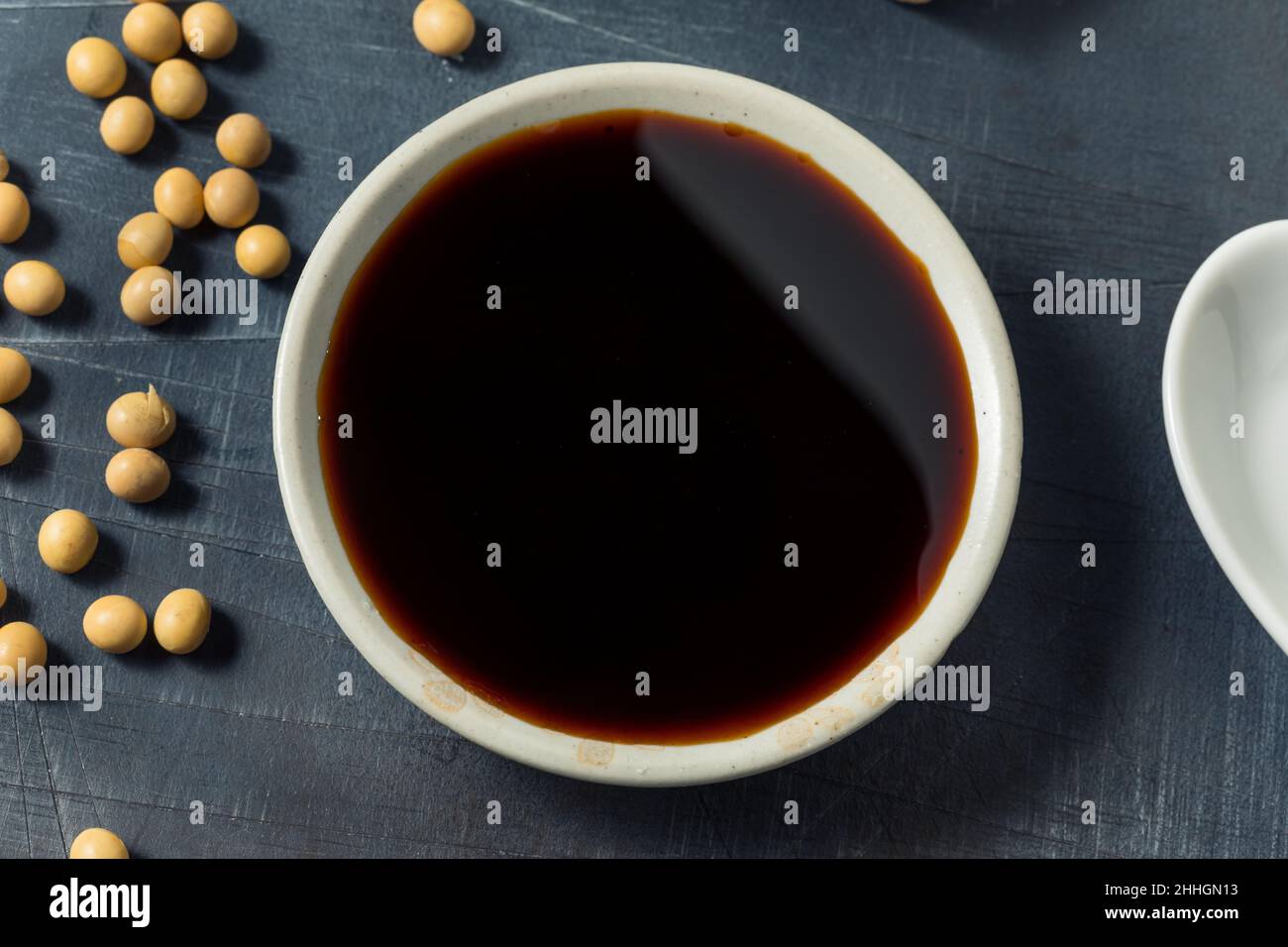 Tamari-Sauce aus biologischem Anbau in einer Schüssel Stockfoto