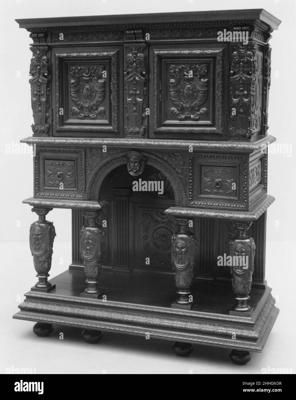 Schrank 19th Jahrhundert Stil von Hugues Sambin Französisch. Schrank. Stil von Hugues Sambin (französisch, grau ca. 1520–1601 Dijon). Französisch. 19th Jahrhundert. Walnuss. Holzmöbel Stockfoto