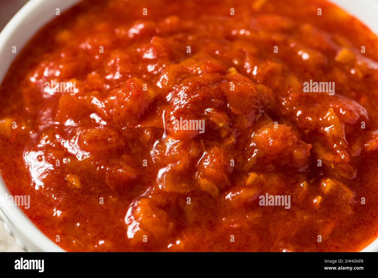 Hausgemachte Bio-rote Harissa-Paste in einer Schüssel Stockfoto