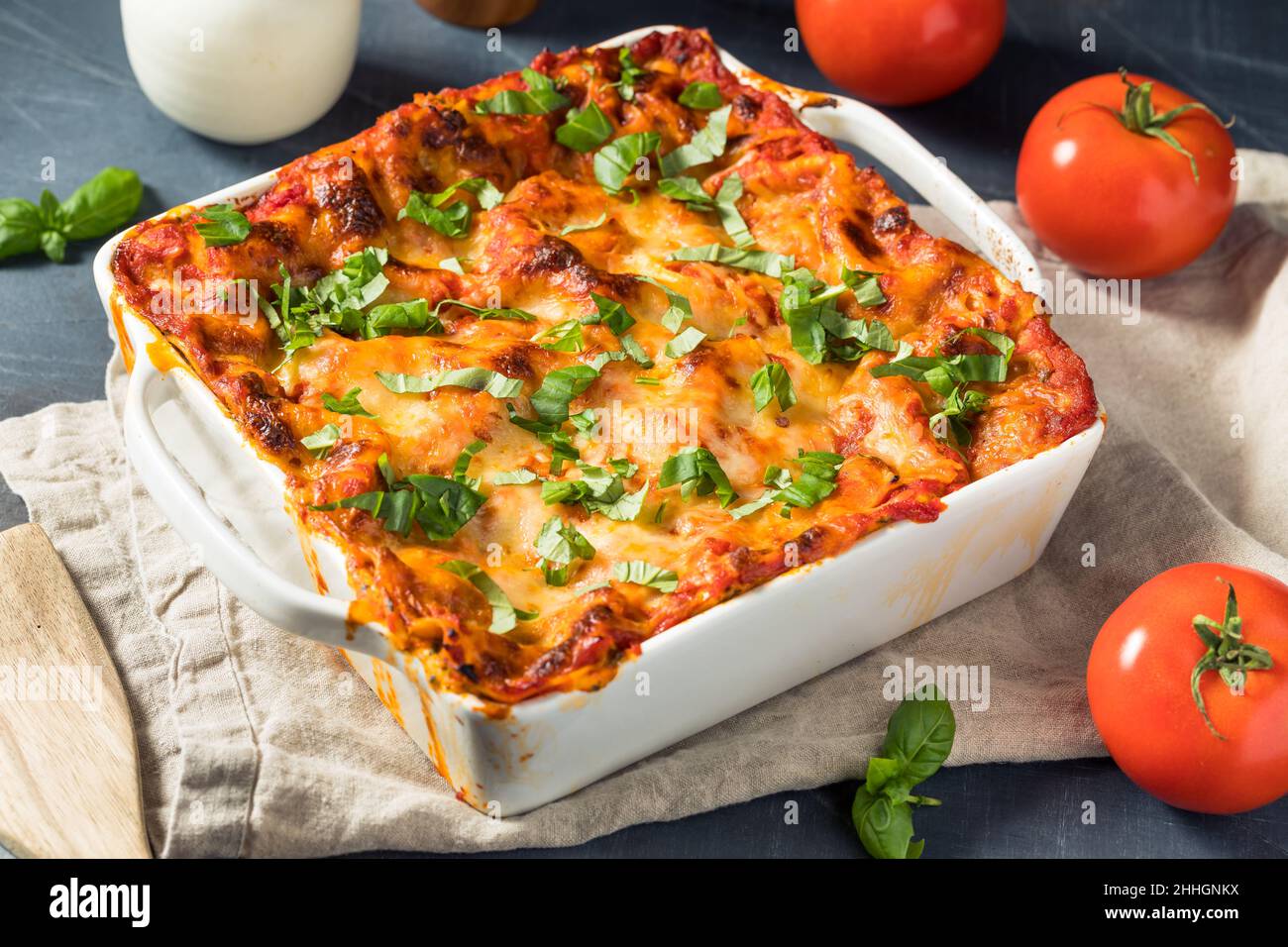 Hausgemachte vegetarische Lasagne mit und Basilikum Stockfotografie - Alamy