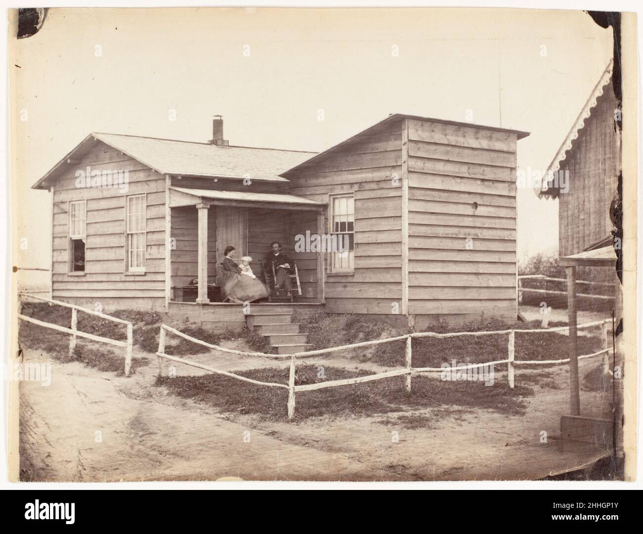[A Frontier Home] 1860s–70s Unbekannt der Homestead Act von 1862 sah vor, dass jeder Bürger oder Bürger, der die Staatsbürgerschaft beantragt hatte, entweder Familienoberhaupt oder einundzwanzig Jahre alt war (oder, wenn er jünger war, in Kriegszeiten nicht weniger als vierzehn Tage in der US-Armee oder der Marine gedient hatte) Könnte den Besitz von 160 Acres nicht angeeigneten öffentlichen Grundstücks beantragen und würde den Besitz des Grundstücks erwerben, indem er sich auf dem Land aufhält und es fünf Jahre lang bewirtschaftet. Ein Nachtrag zu diesem Gesetz sah vor, dass nach sechs Monaten der Grundbesitz durch Zahlung von $1,25 pro Hektar erworben werden konnte. Irgendwo in der Great Plains sitzt eine Familie auf dem Stockfoto