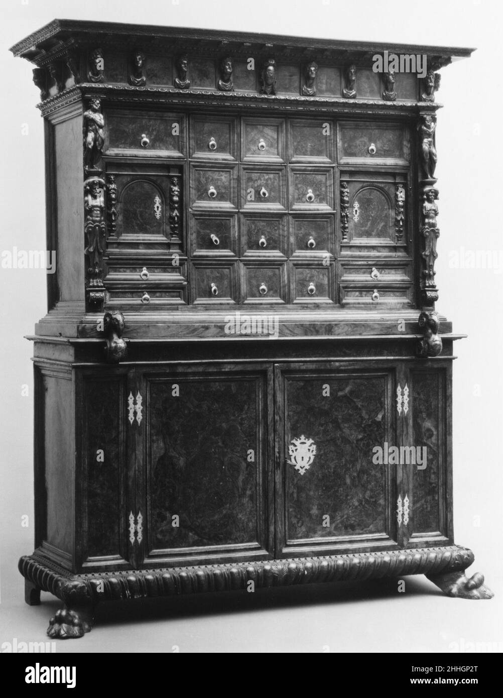 Schreibschrank Ende 16th bis Anfang 17th Jahrhundert Italienisch, Genua. Schreibschrank. Italienisch, Genua. Ende 16th–Anfang 17th Jahrhundert. Nussbaum mit Messinghalterungen. Holzmöbel Stockfoto
