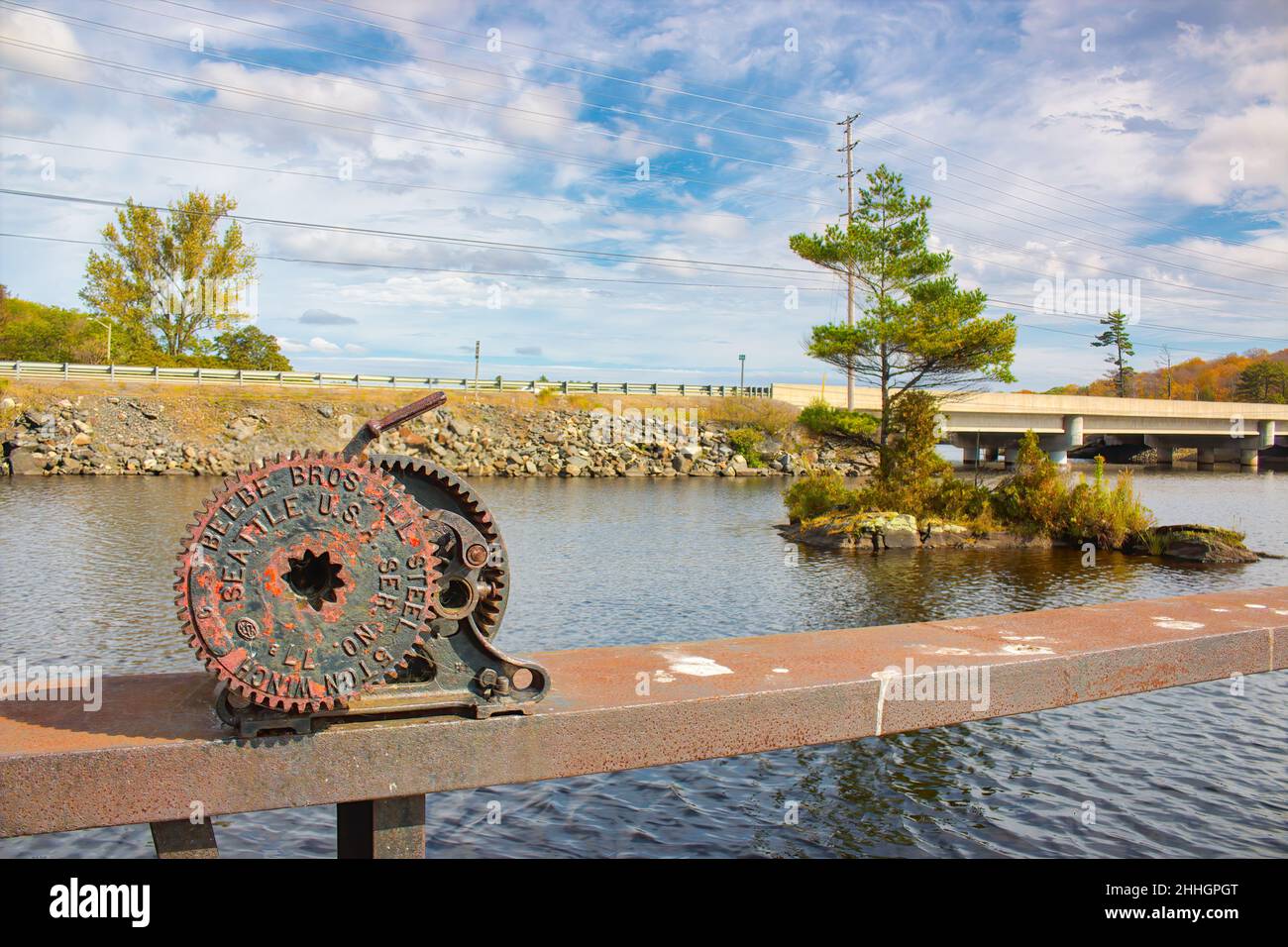 Mill Lake Dam mit alten Beebe Brothers All Steel 5 Ton Winch in gesehen am Seguin River. Trans Canada Highway oder Highway 400 ist im Hintergrund, in Parry Sound, Kanada Stockfoto