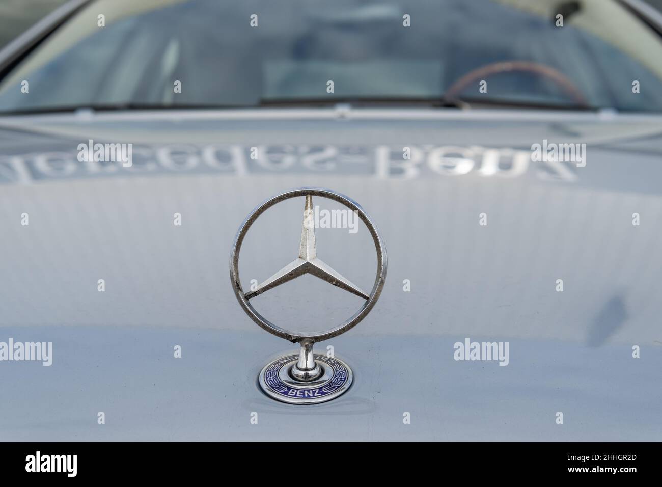 Manacor, Spanien; januar 20 2022: Nahaufnahme des Mercedes-Benz Automobilmarken-Symbols auf einem silberfarbenen Auto Stockfoto