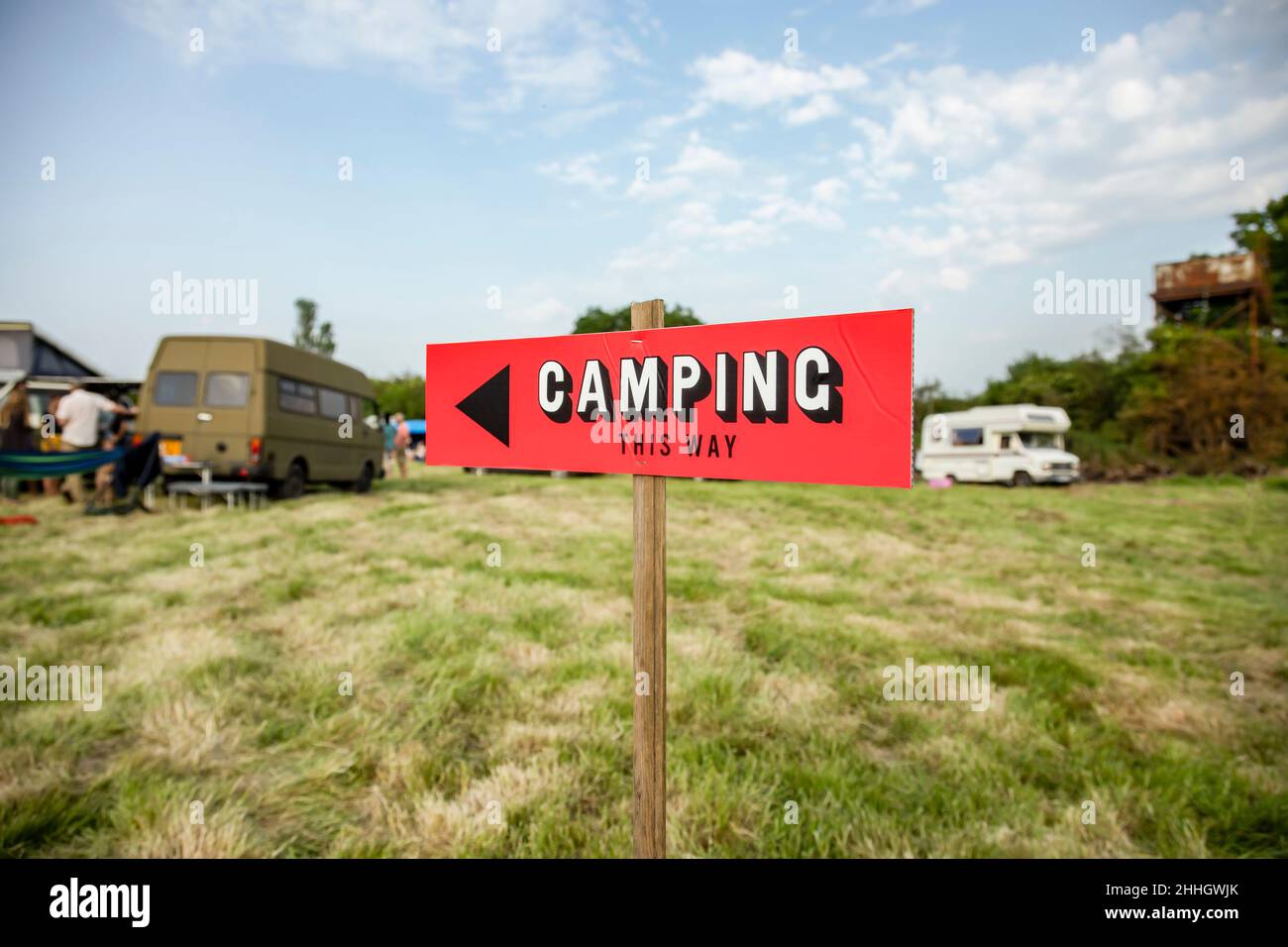 UK, Sussex, Camping-Schild mit Wohnwagen im Hintergrund Stockfoto