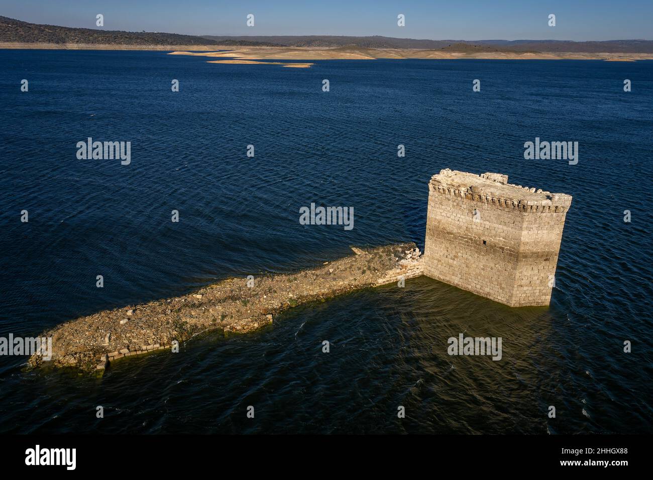 Torre de Floripes, Schloss im Alcantara-Stausee. Extremadura. Spanien. Stockfoto