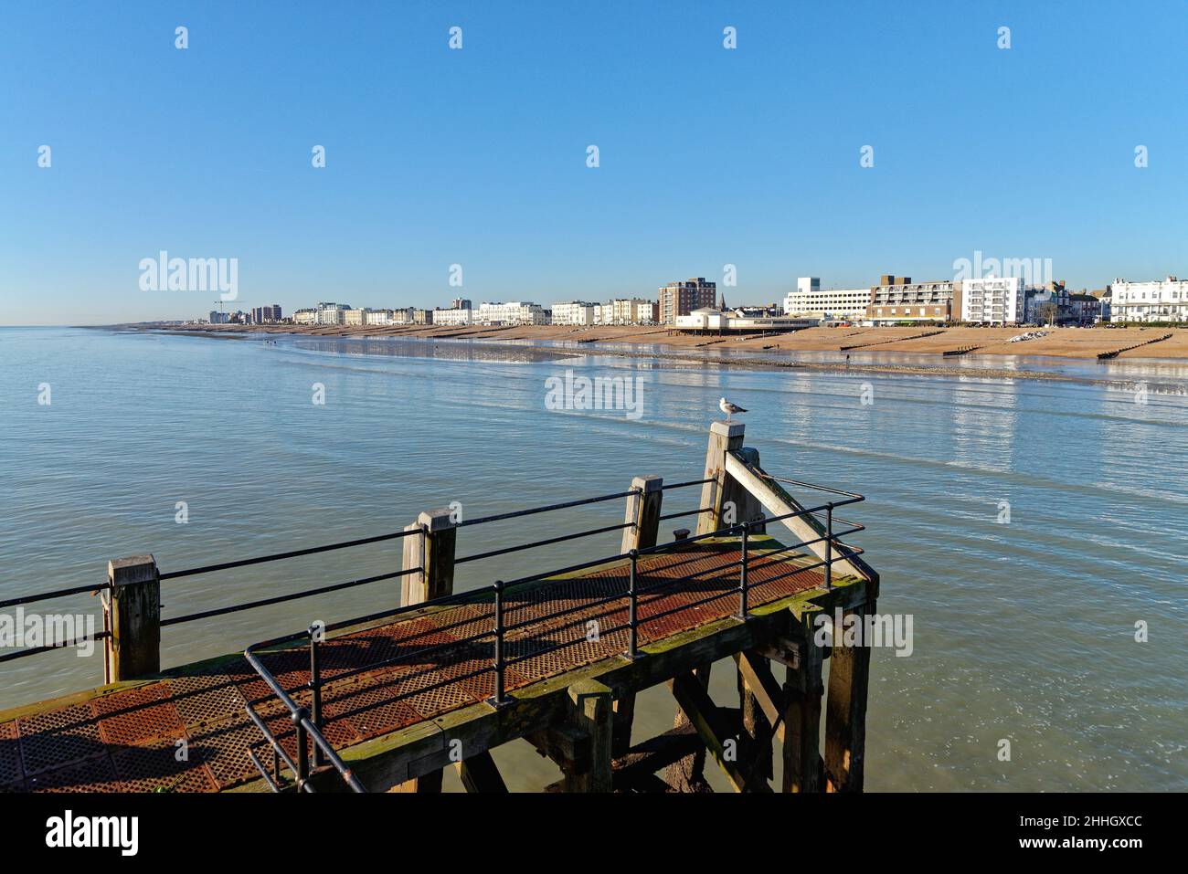 Worthing Pier und Meer an einem sonnigen Wintertag West Sussex England Großbritannien Stockfoto