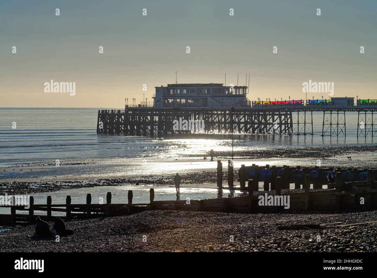 Worthing Pier und Strand bei Sonnenuntergang an einem kalten Wintertag West Sussex England Großbritannien Stockfoto