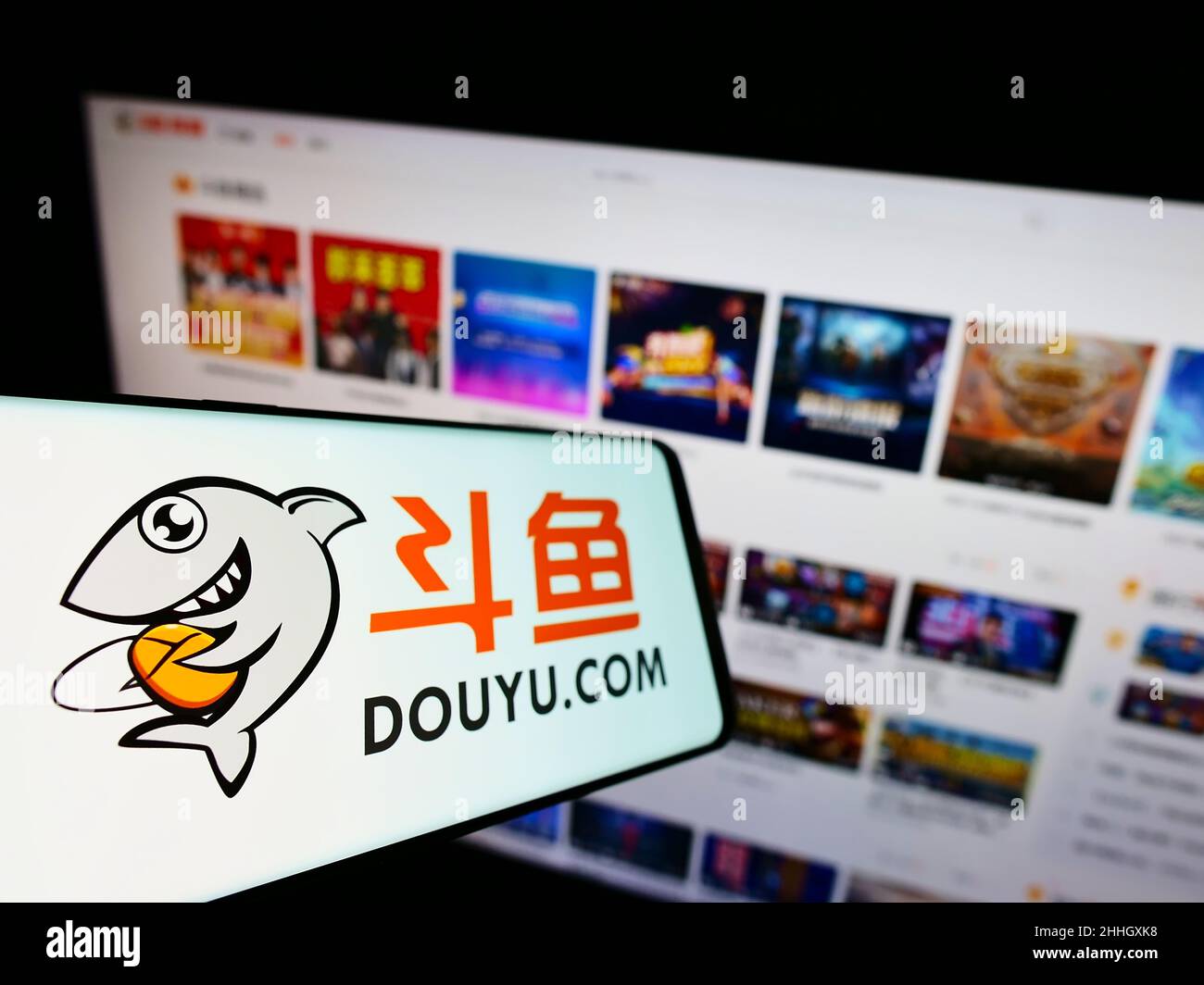 Cellpohone mit Logo des Streaming-Unternehmens DouYu International Holdings Limited auf dem Bildschirm vor der Website. Konzentrieren Sie sich auf die linke Seite des Telefondisplays. Stockfoto