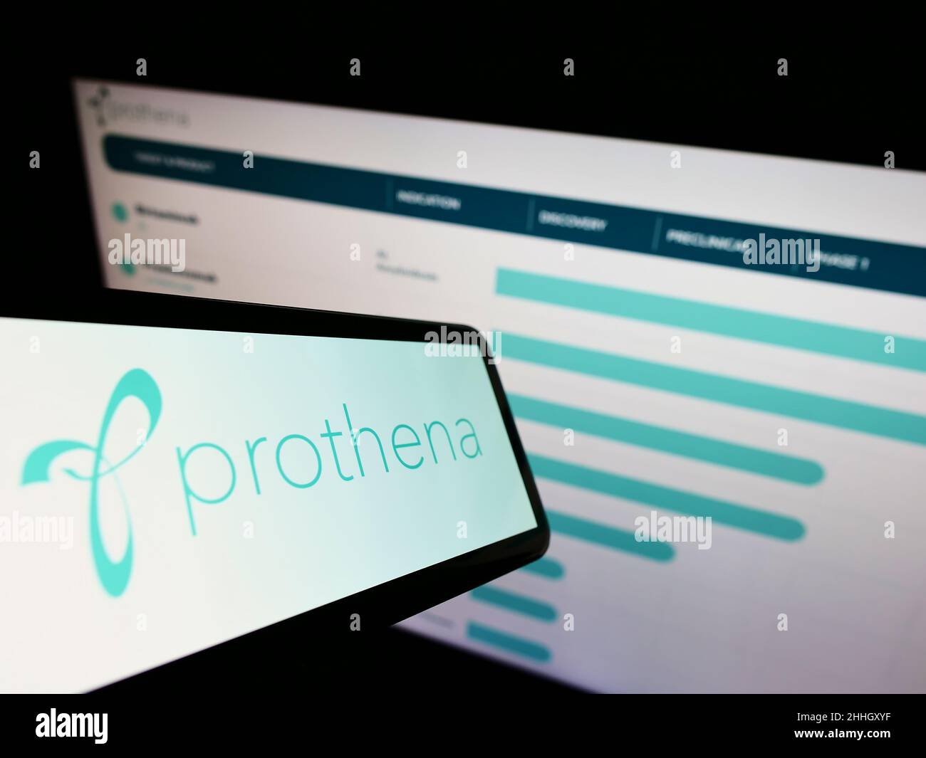Smartphone mit Logo des Biotechnologie-Unternehmens Prothena Corporation plc auf dem Bildschirm vor der Website. Konzentrieren Sie sich auf die Mitte rechts des Telefondisplays. Stockfoto