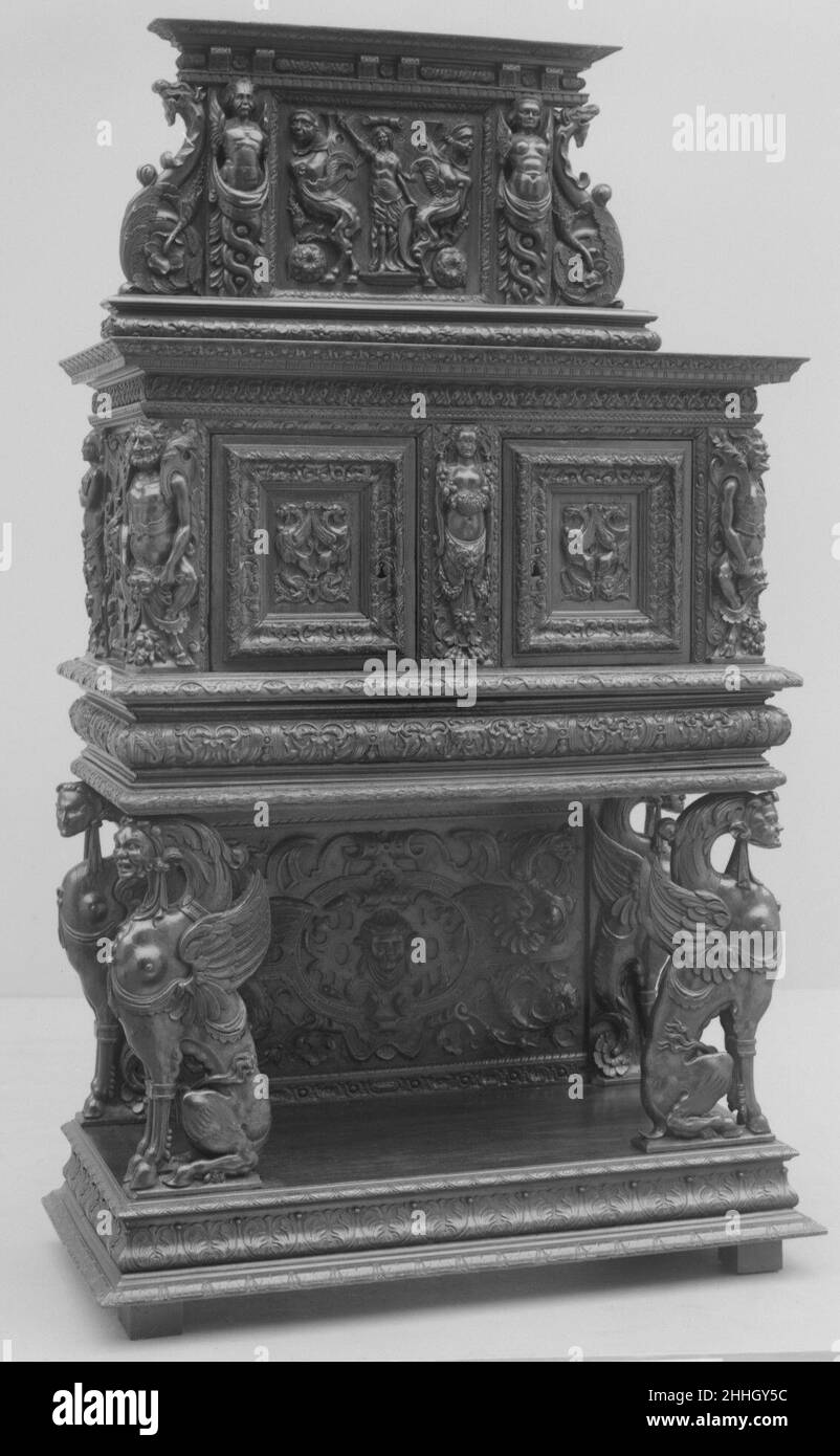 Schrank 19th Jahrhundert Stil von Hugues Sambin Französisch. Schrank. Möglicherweise Französisch. 19th Jahrhundert. Walnuss. Holzmöbel Stockfoto